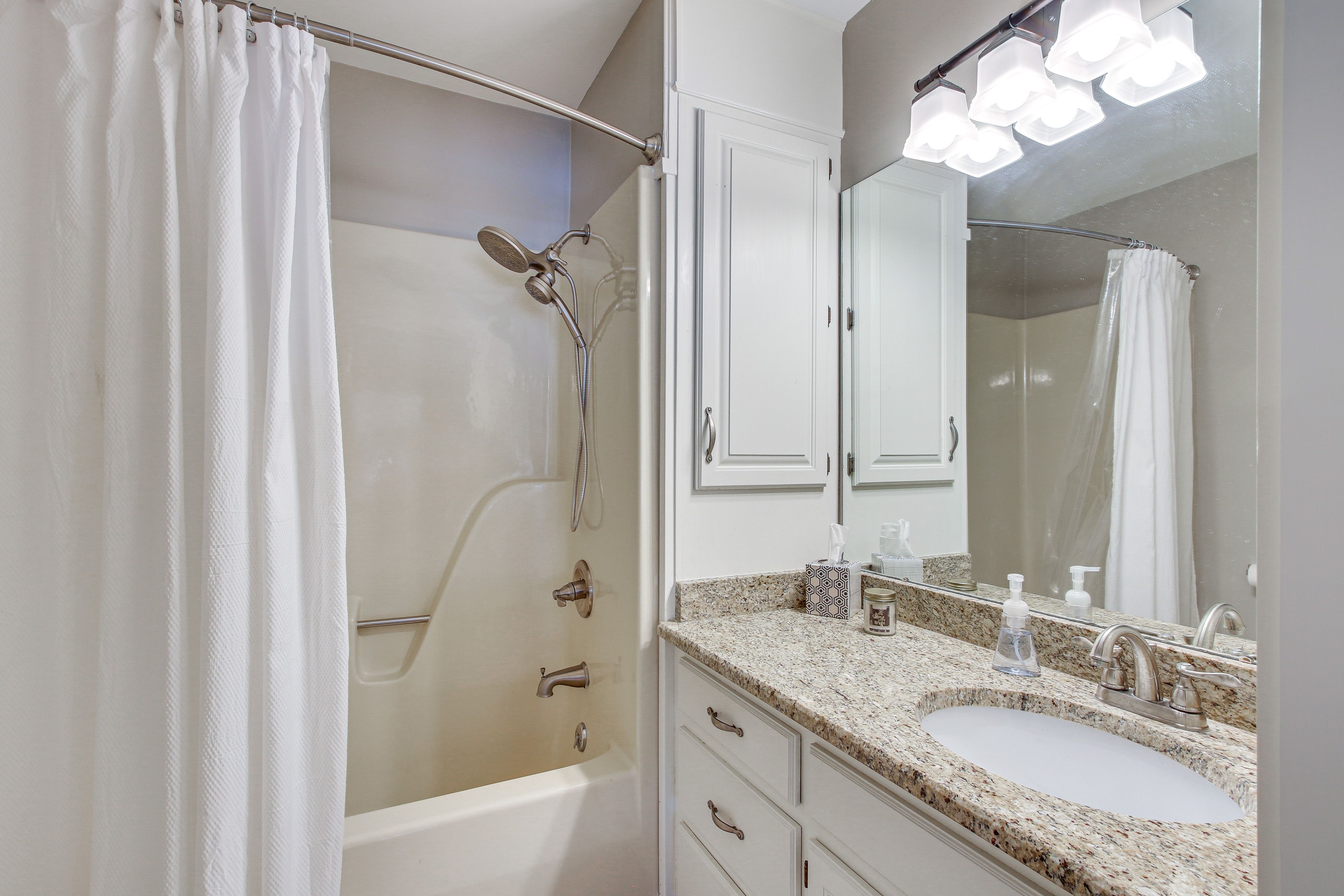 Full Bathroom | Towels Provided | Complimentary Toiletries