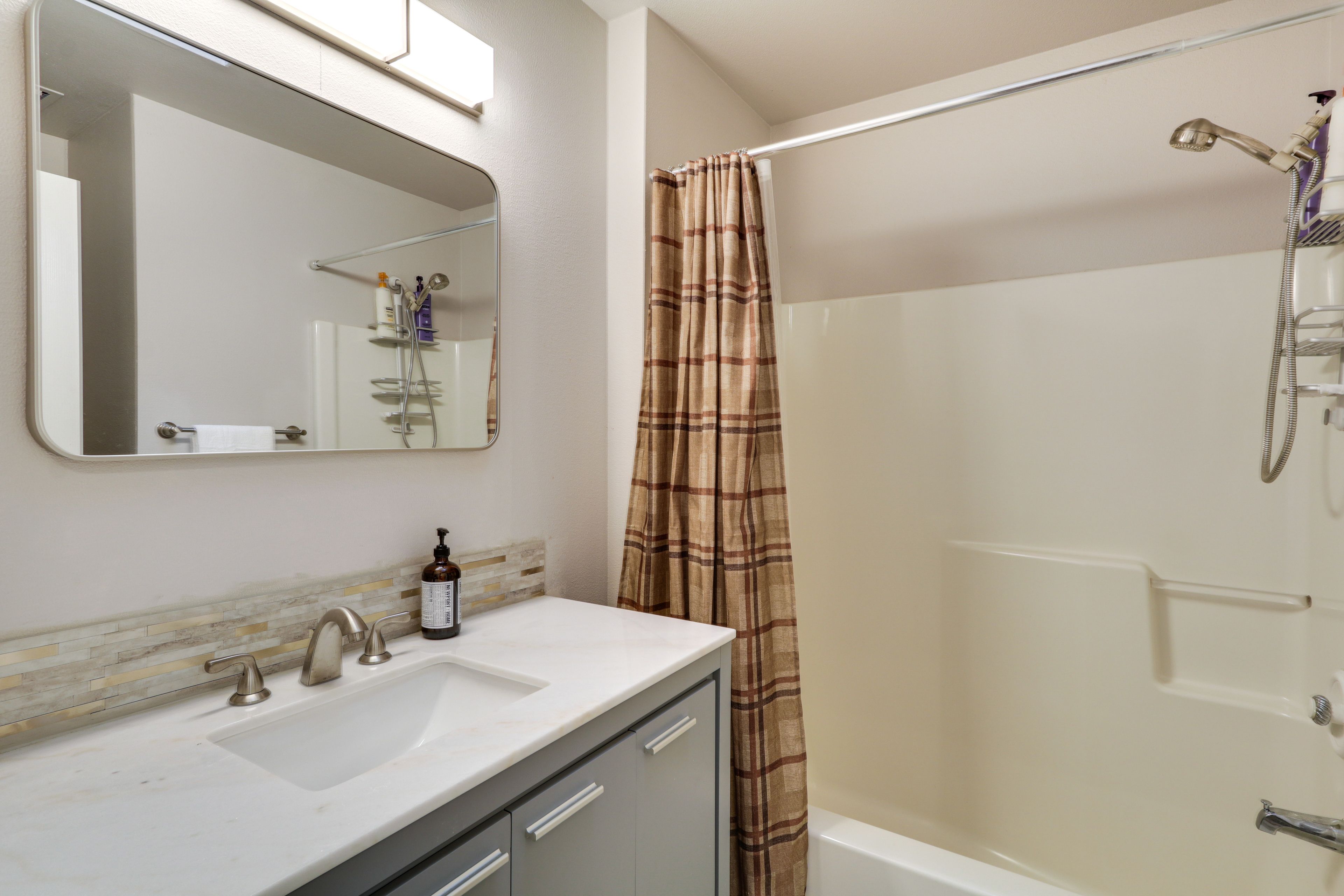 Full Bathroom | 2nd Floor | Towels Provided