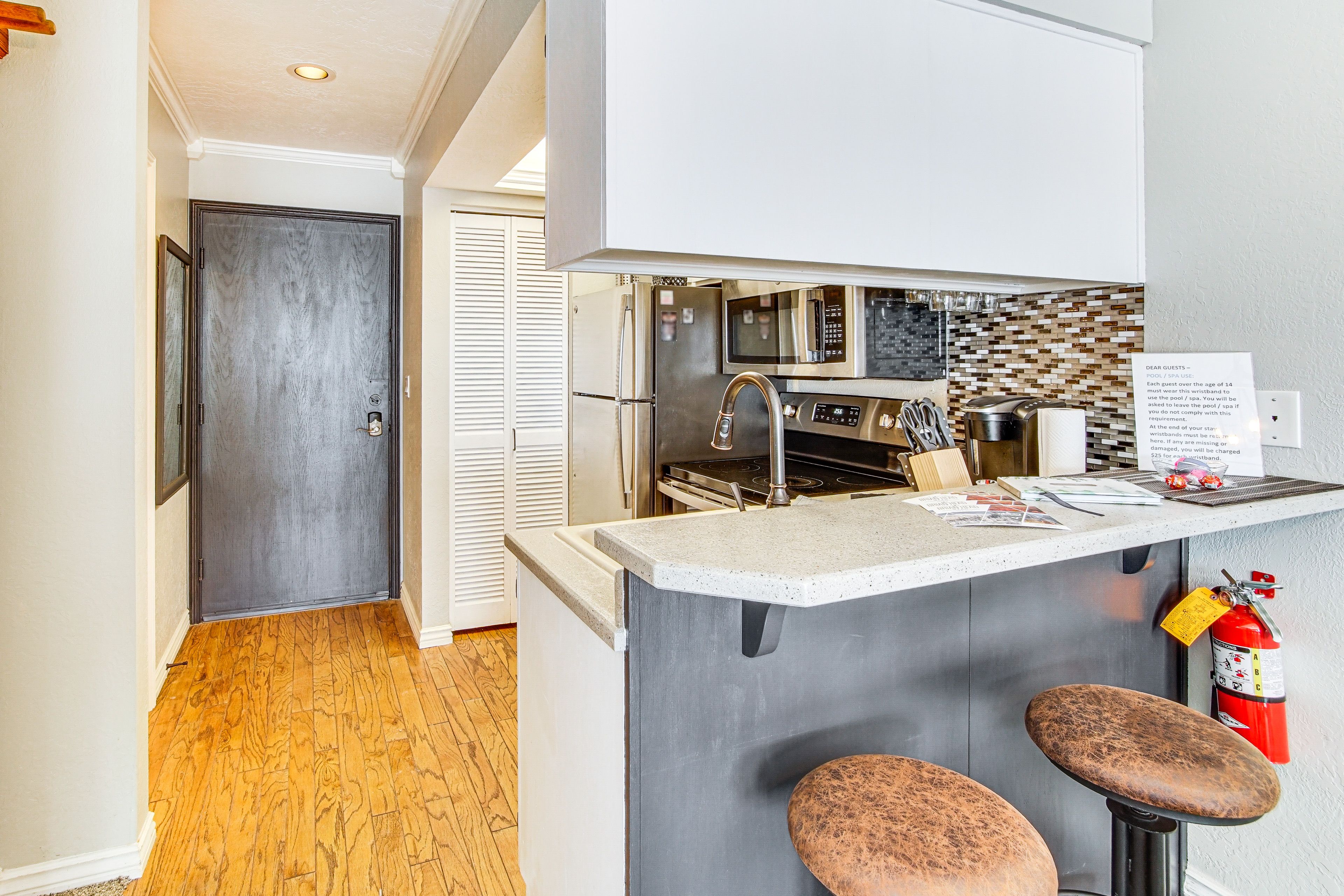Kitchen | Breakfast Bar w/ Seating | Keurig Coffee Maker | Cooking Basics