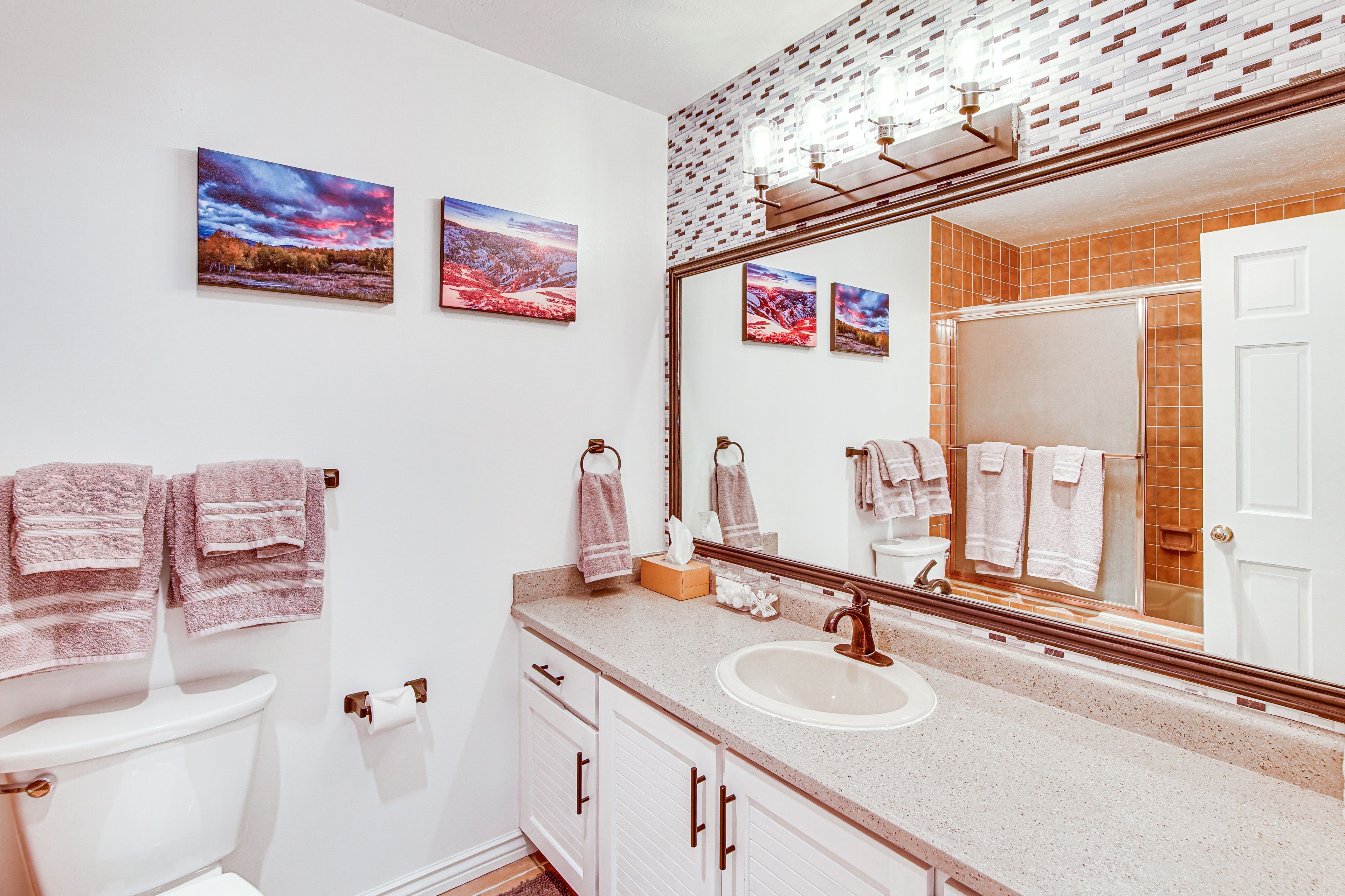 Full Bathroom | Towels Provided