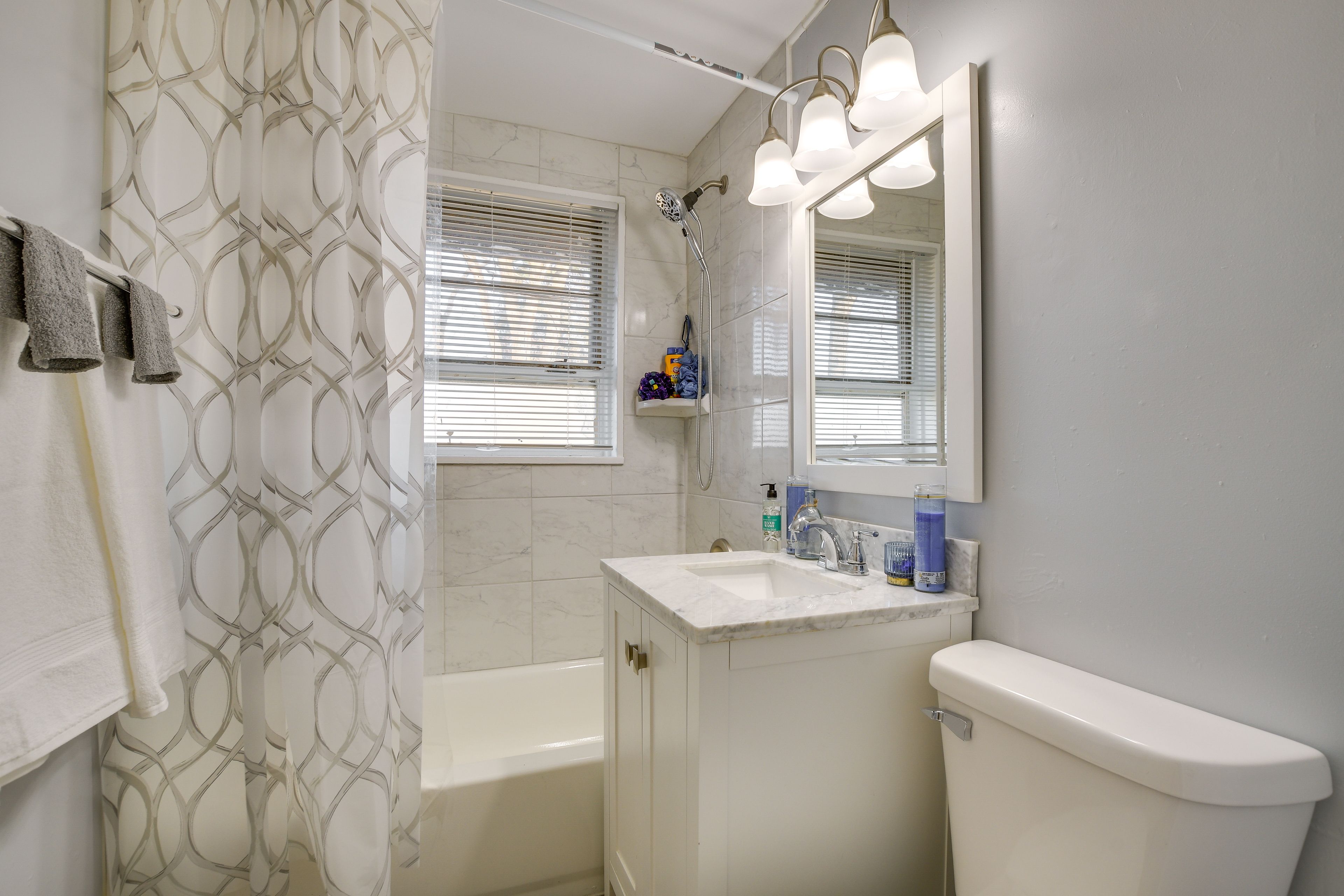 Full Bathroom | Towels Provided