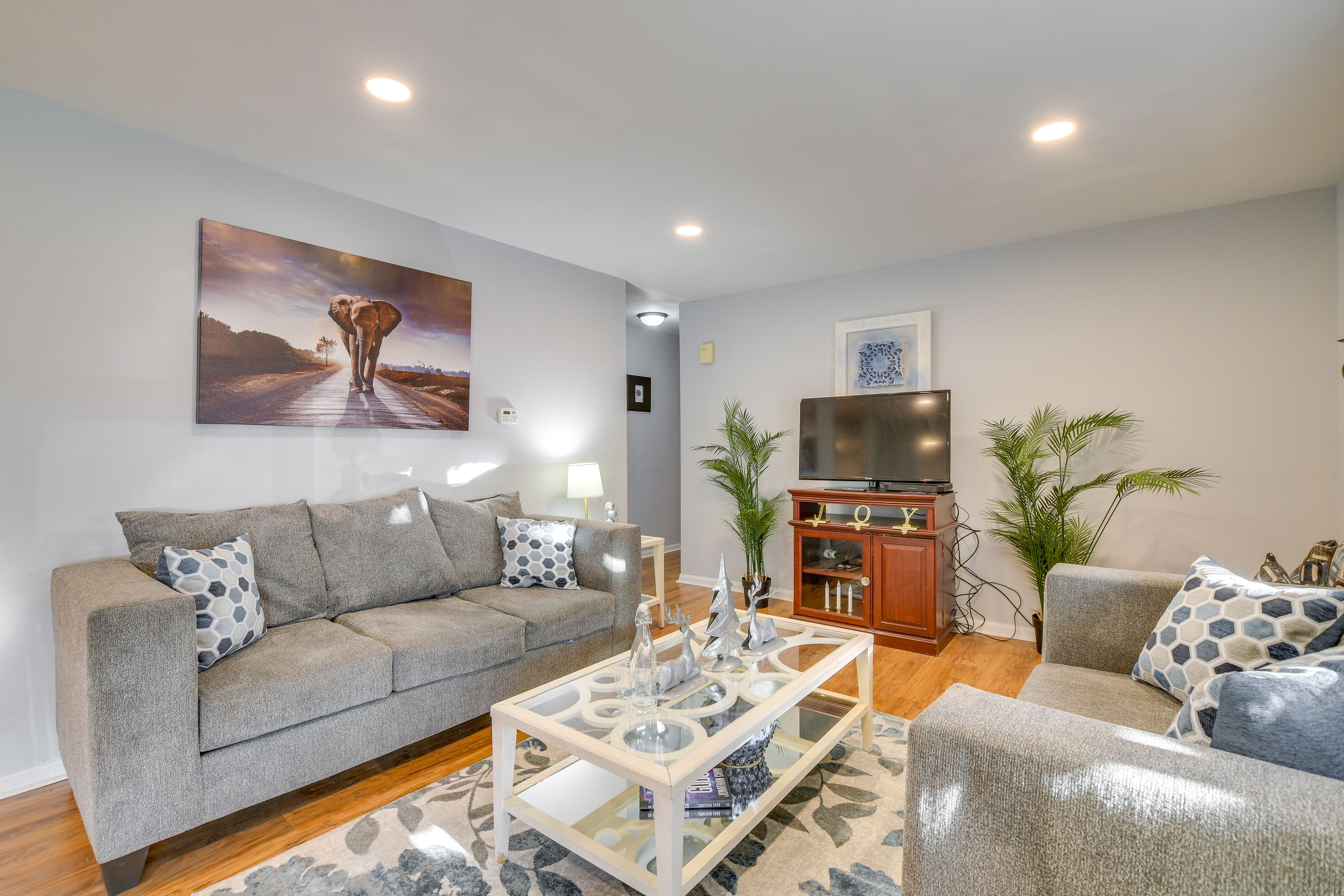 Country Club Hills Vacation Rental | 4BR | 2BA | Step Required | 1,484 Sq Ft
