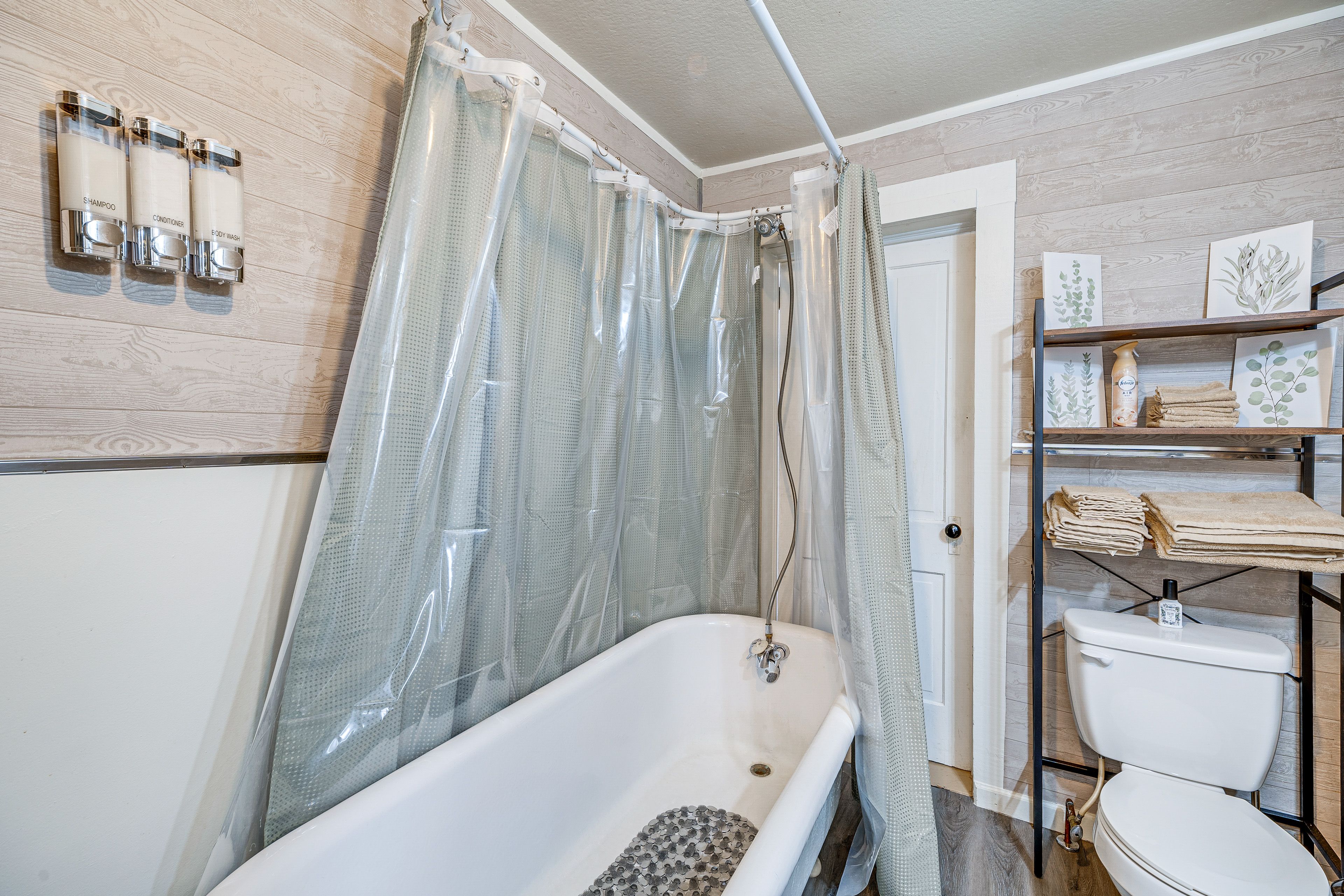 Full Bathroom | Towels Provided