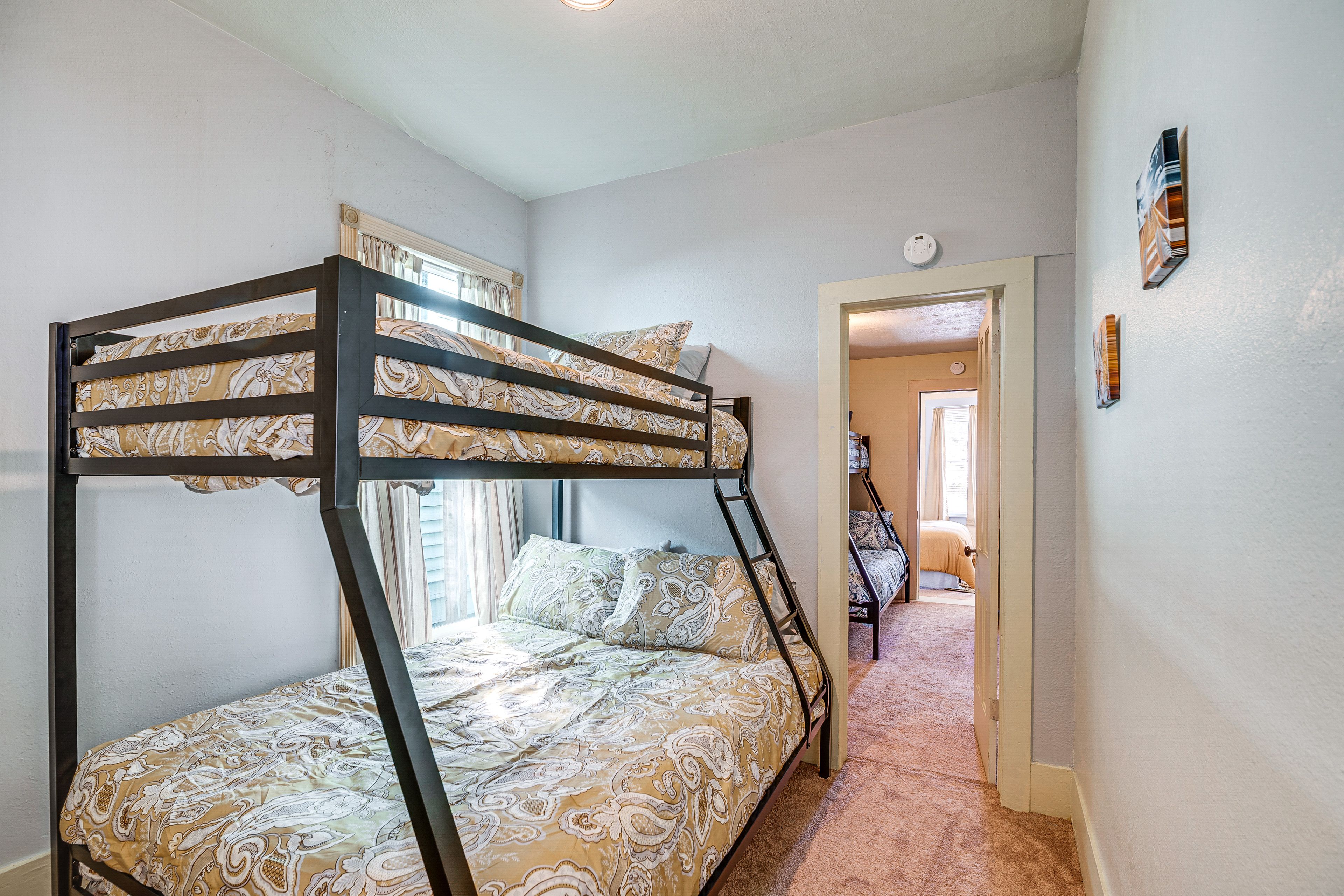 Bedroom 2 | Twin/Full Bunk Bed