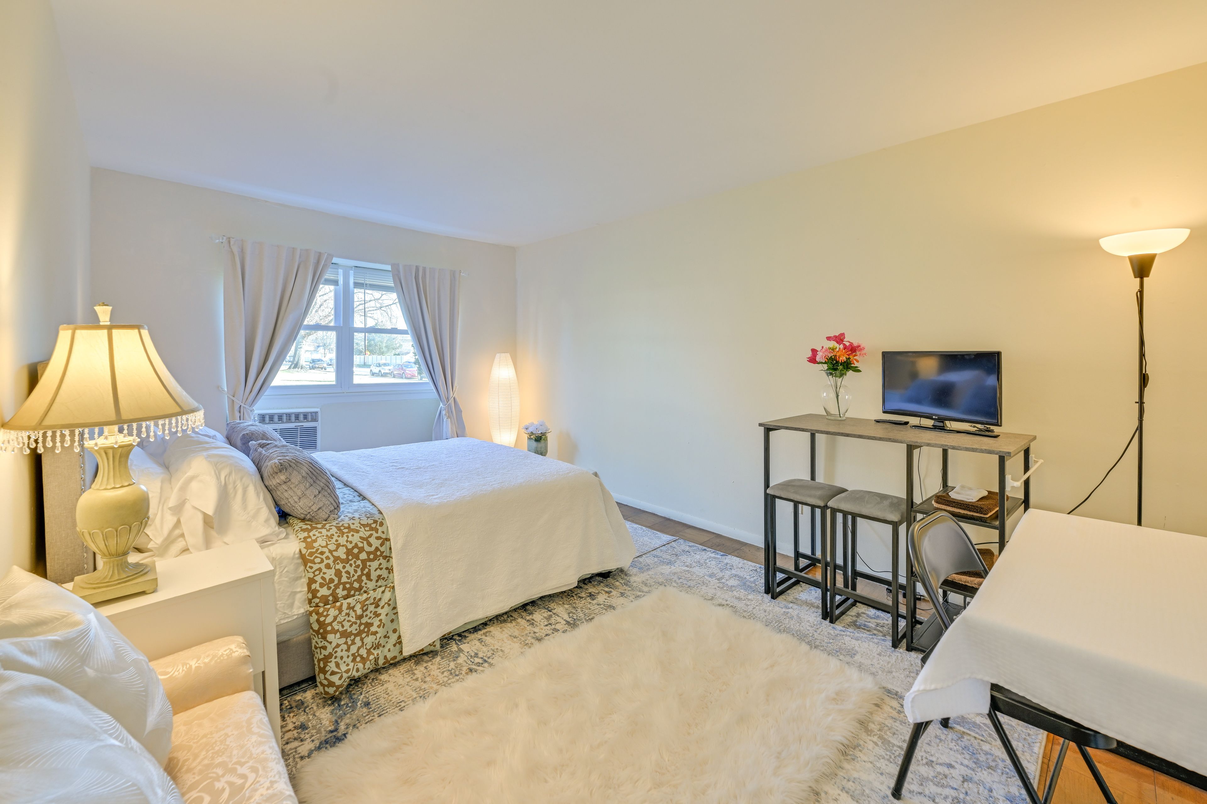 Bedroom | Queen Bed | Laptop Workspace | Free WiFi