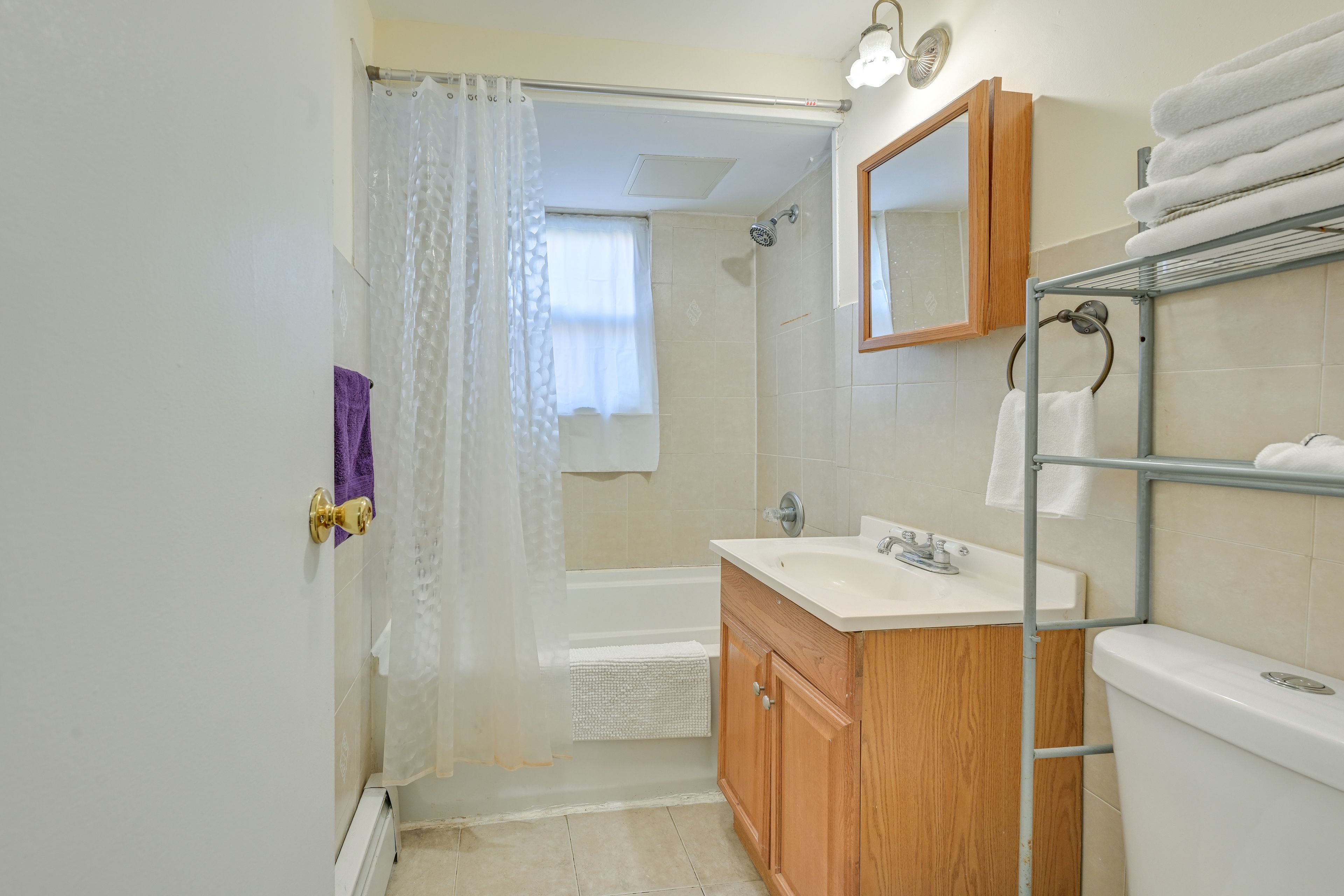 Full Bathroom | Complimentary Toiletries | Towels Provided