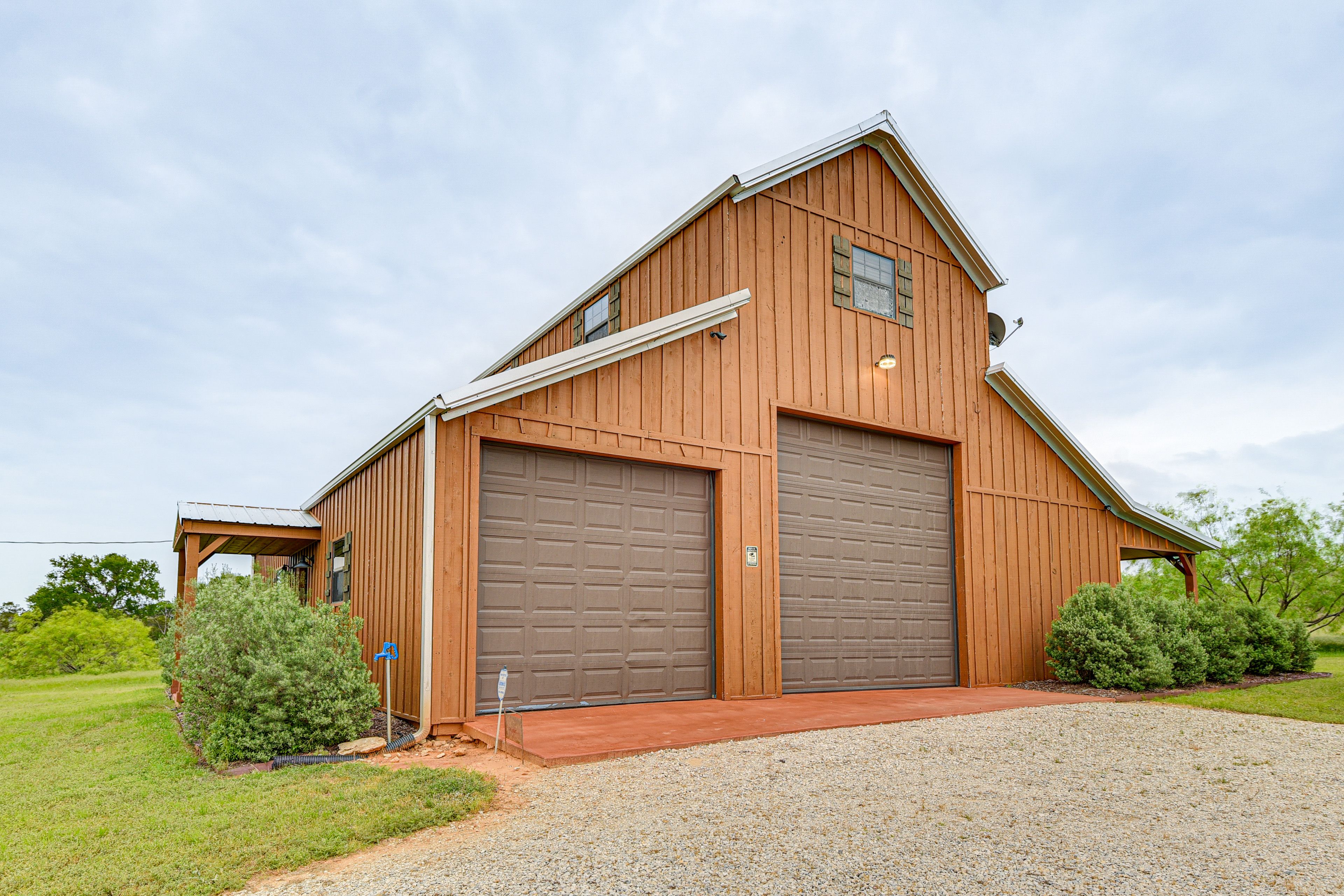 Parking | Driveway (4 Vehicles) | RV/Trailer Parking | Free Street Parking