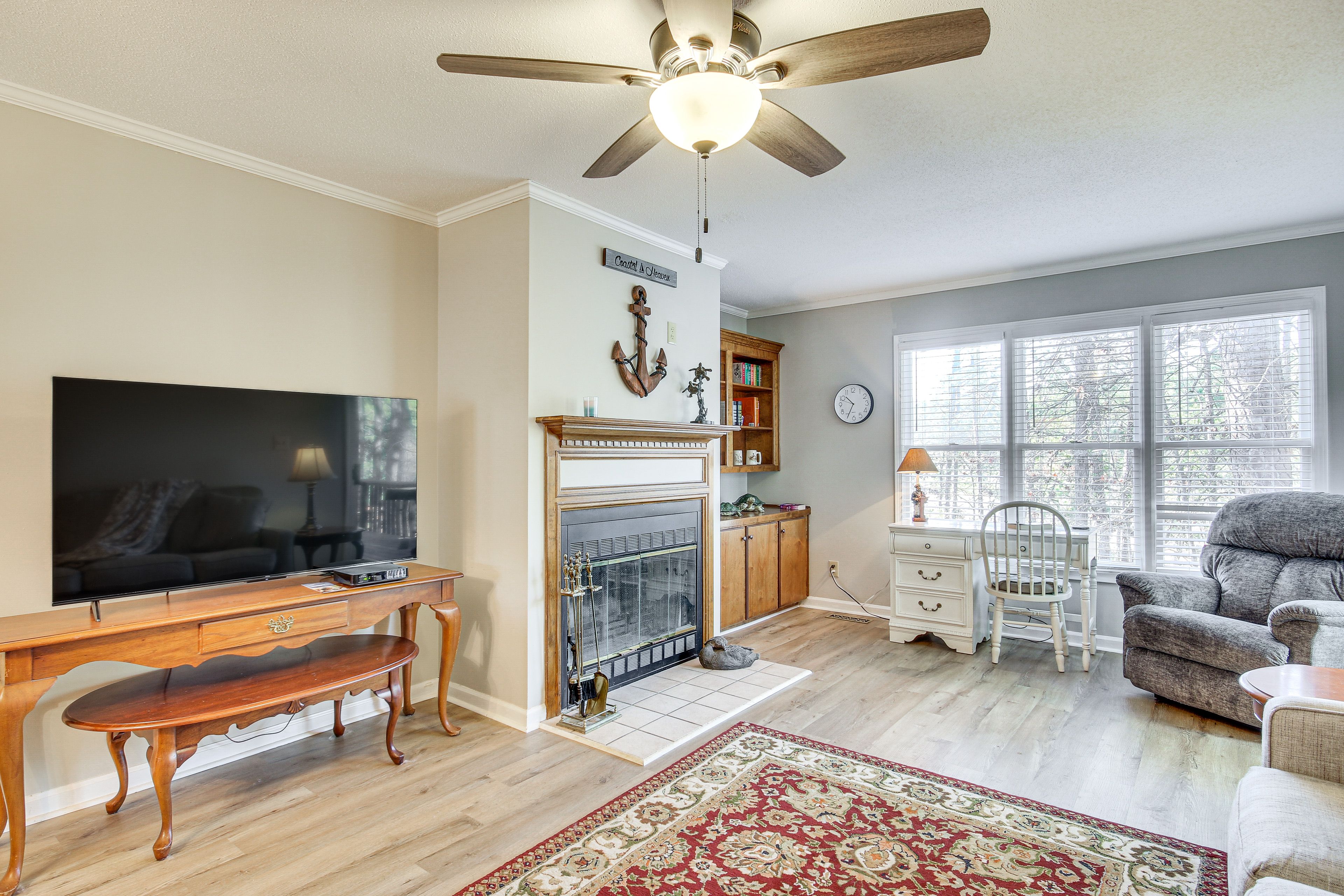 Living Room | Wood-Burning Fireplace | Smart TV | Free WiFi | Queen Sleeper Sofa