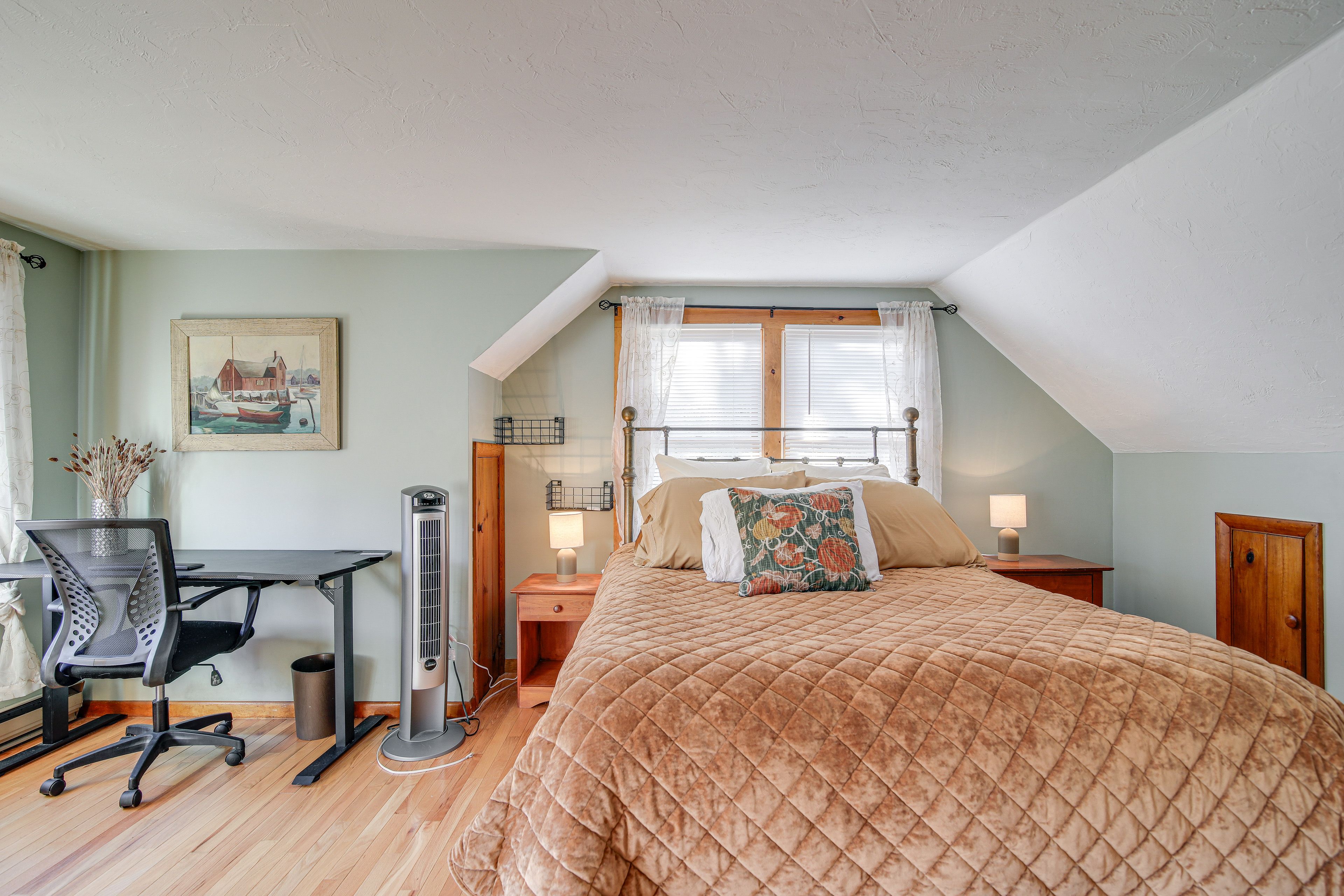 Bedroom (Open Bedroom) | Laptop-Friendly Desk