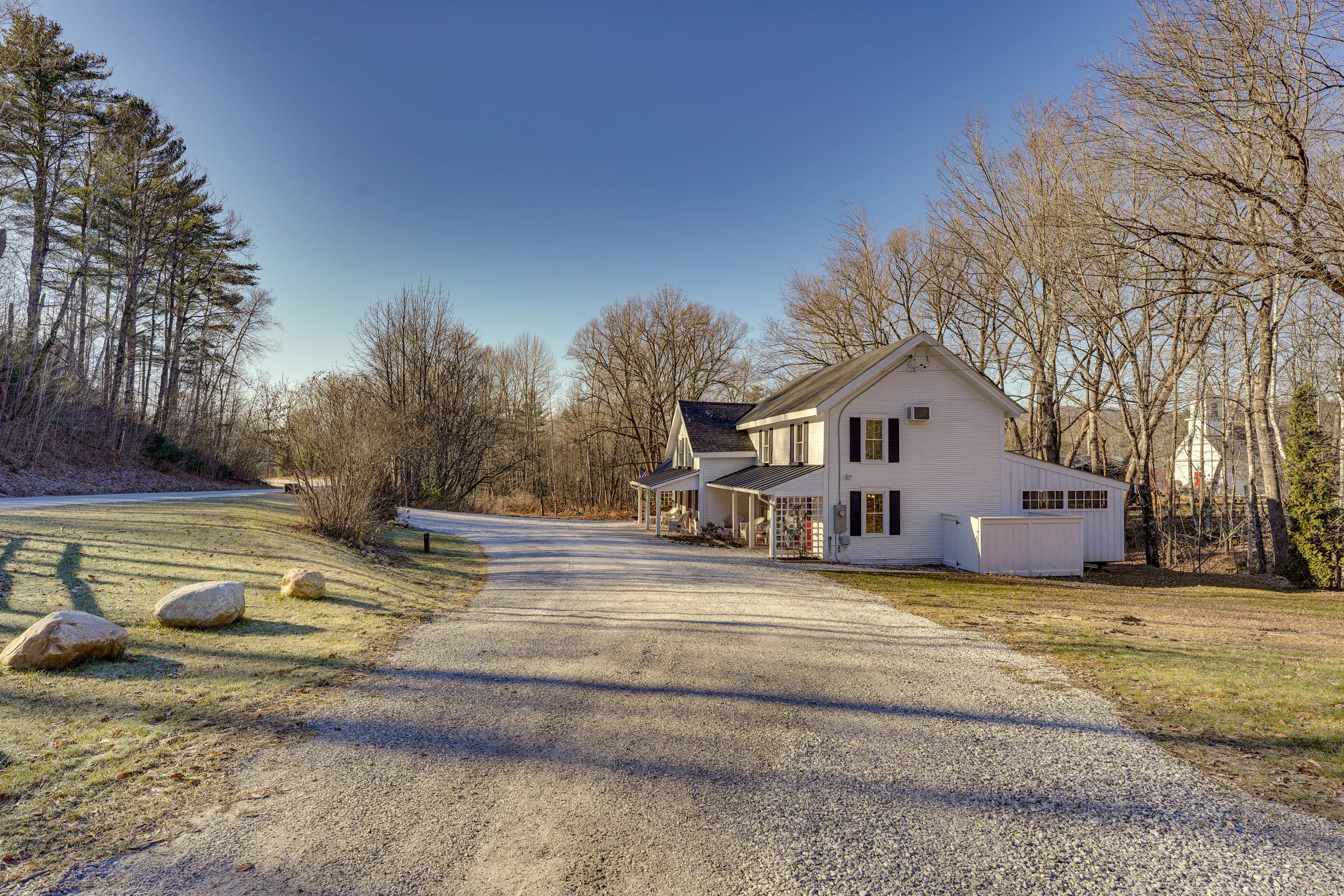 Property Exterior | Circular Gravel Driveway (6 Vehicles)