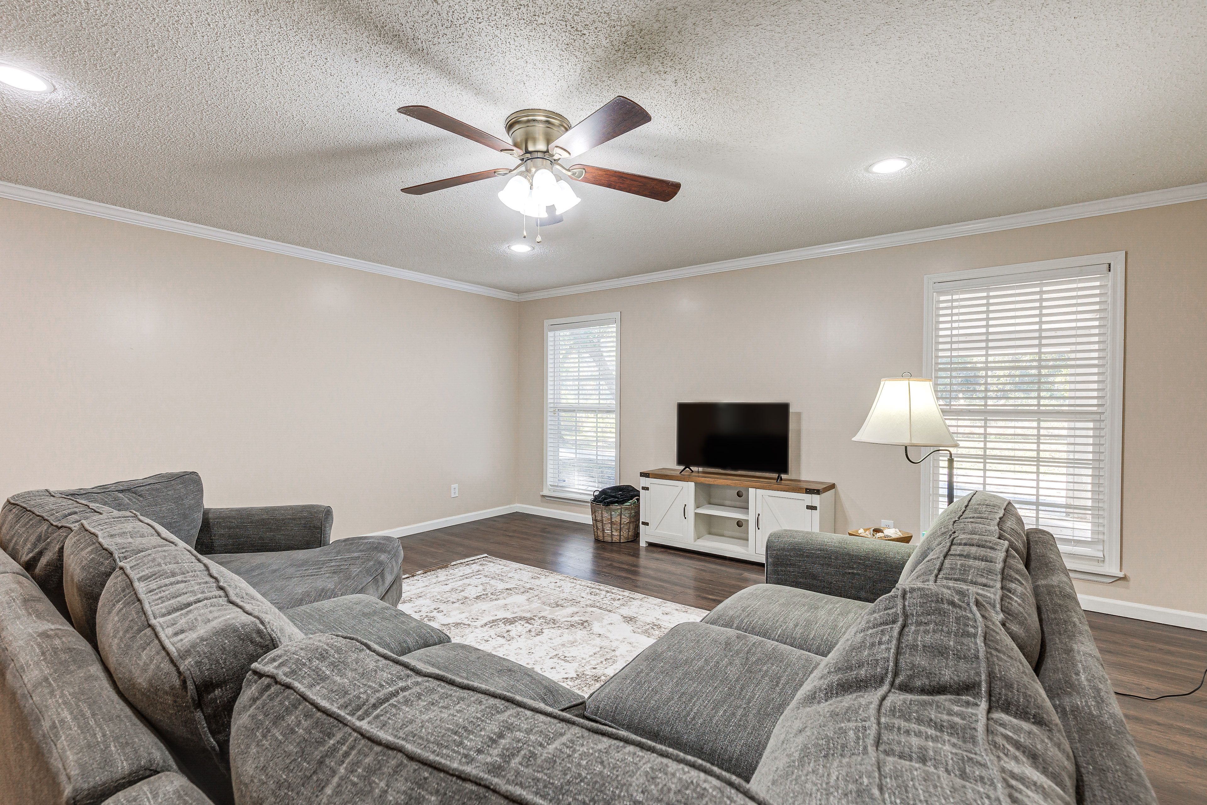 Living Room | Free WiFi | Central Heating & A/C | Smart TV