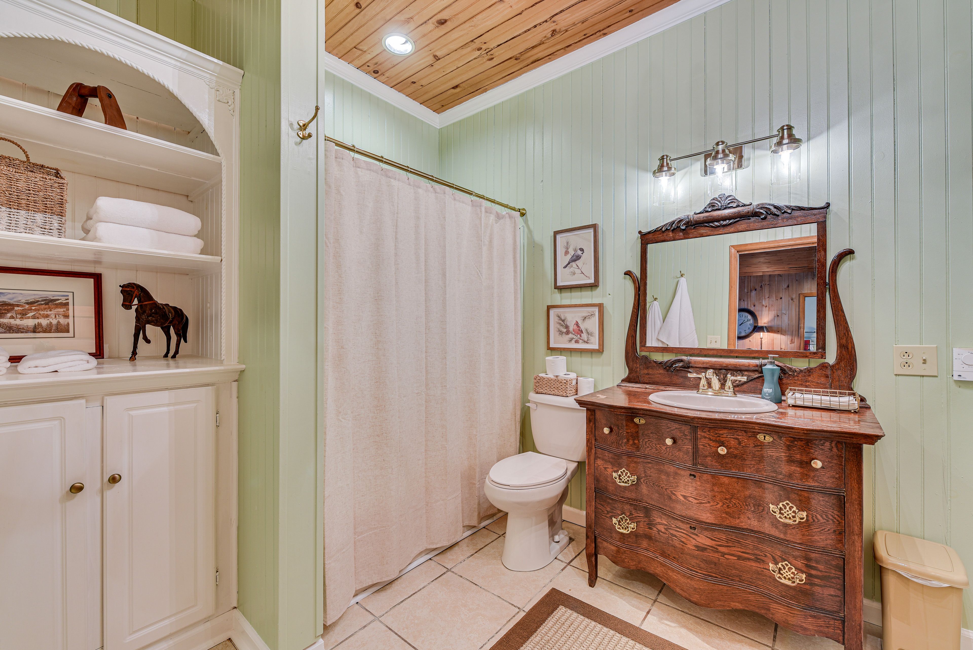 Full Bathroom | Complimentary Toiletries | Washer & Dryer