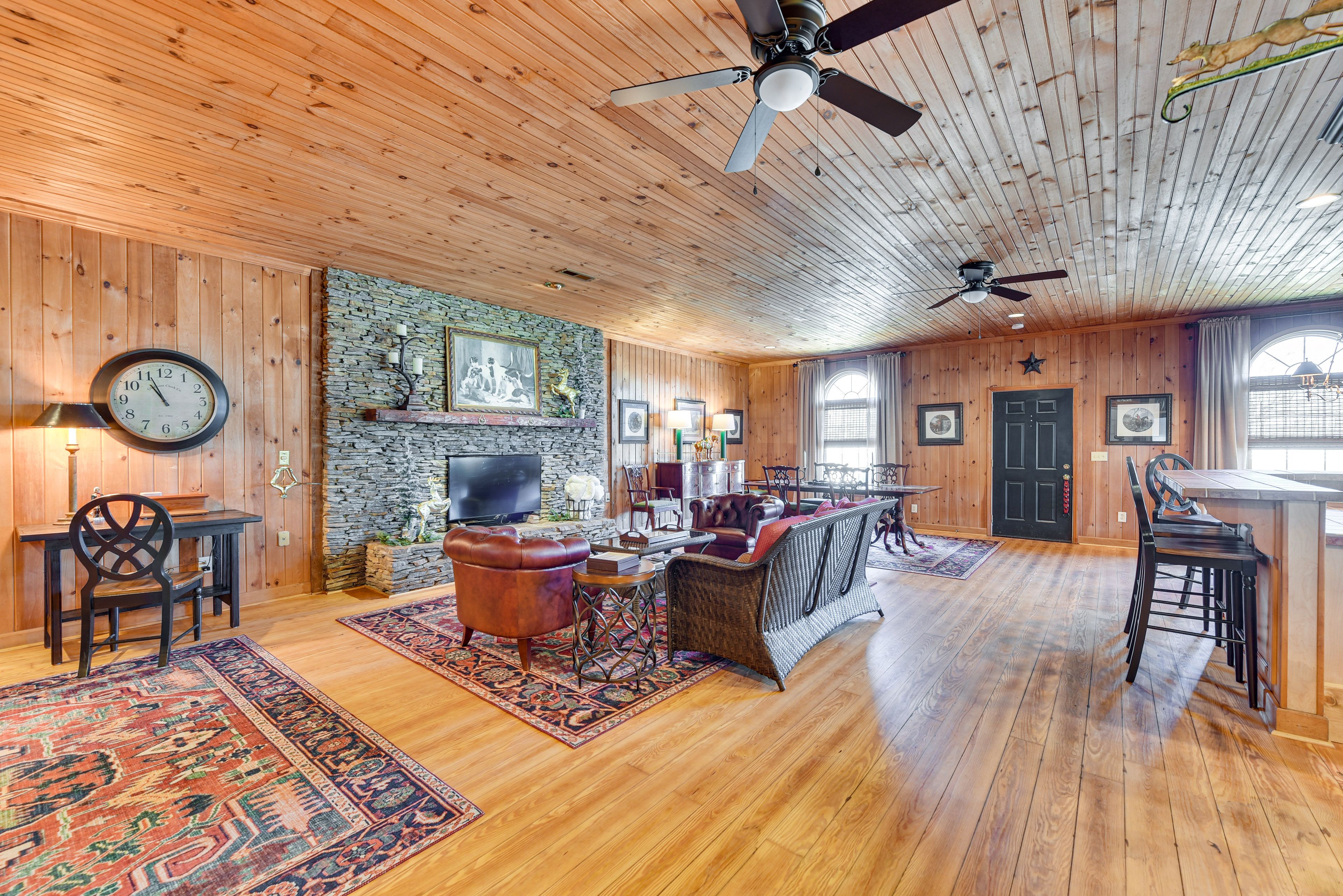 Living Room | Free WiFi | Central A/C & Heating