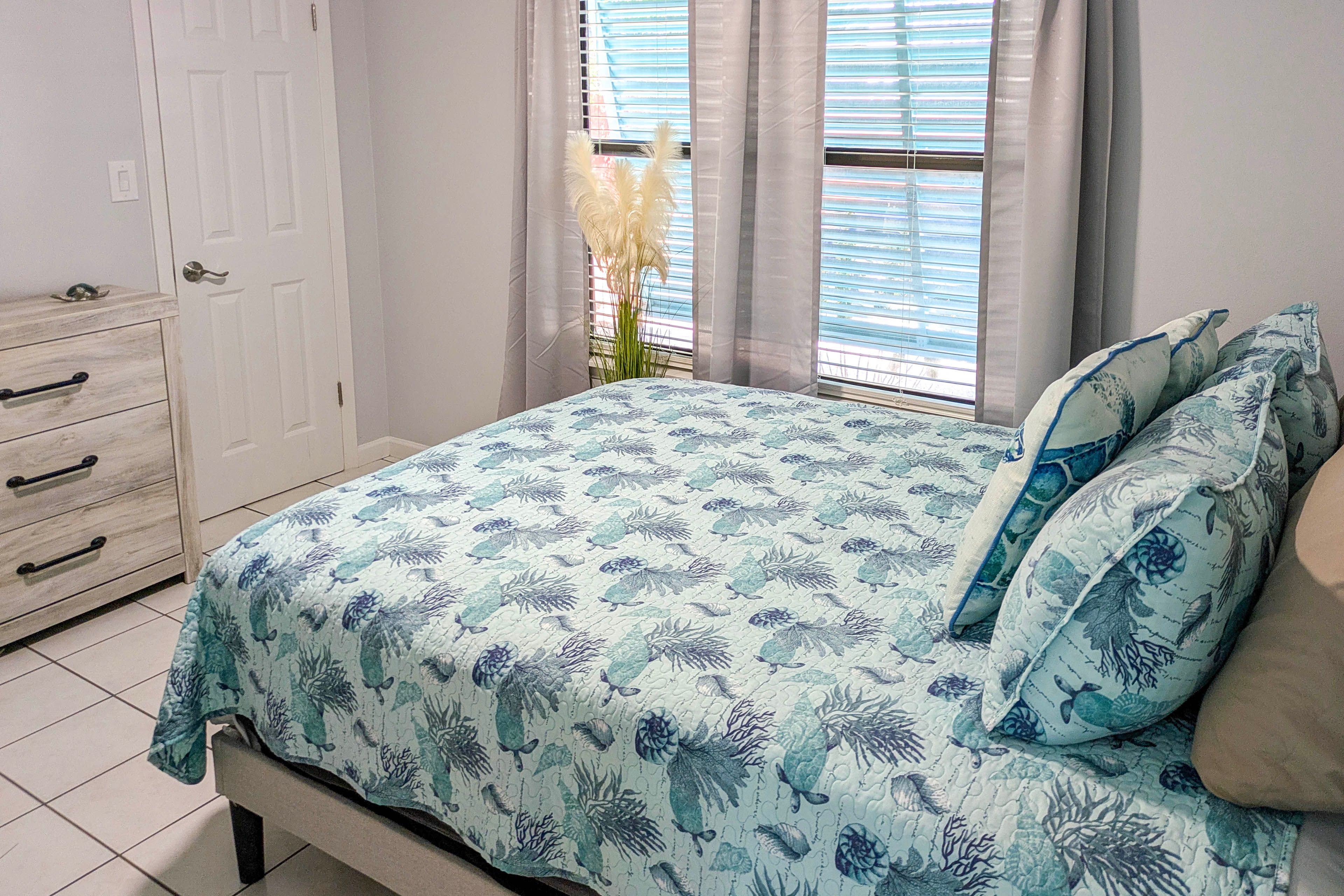 Bedroom 1 | Queen Bed