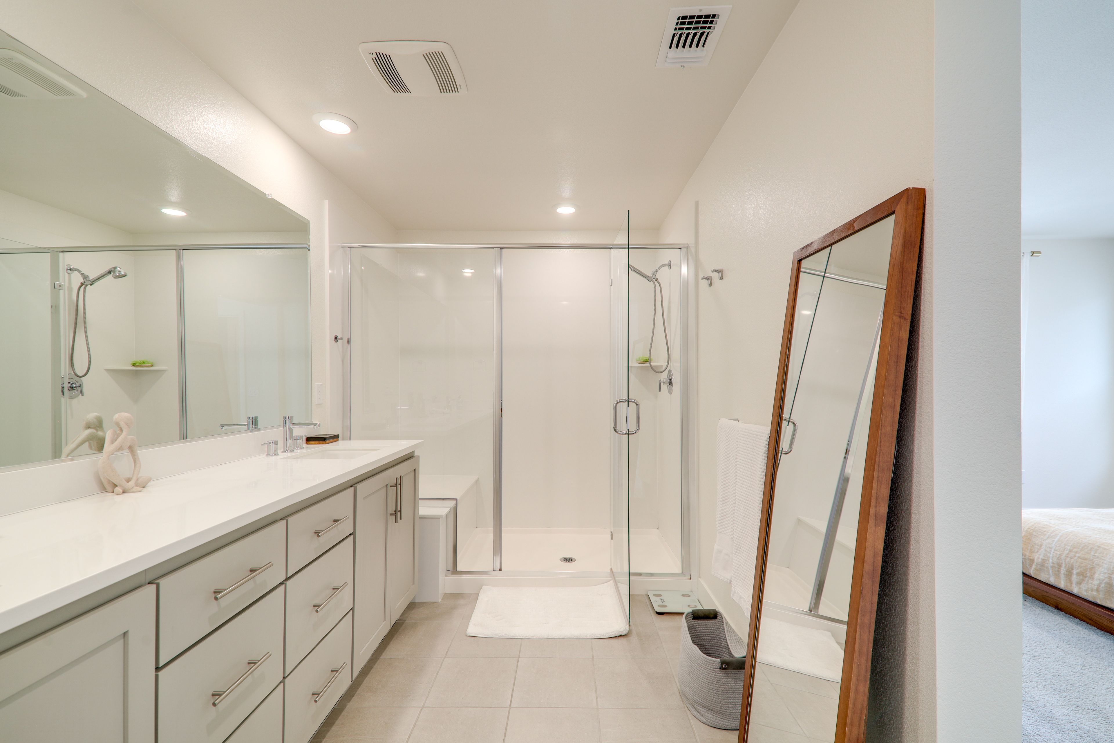 Full Bathroom | 3rd Floor | Complimentary Toiletries