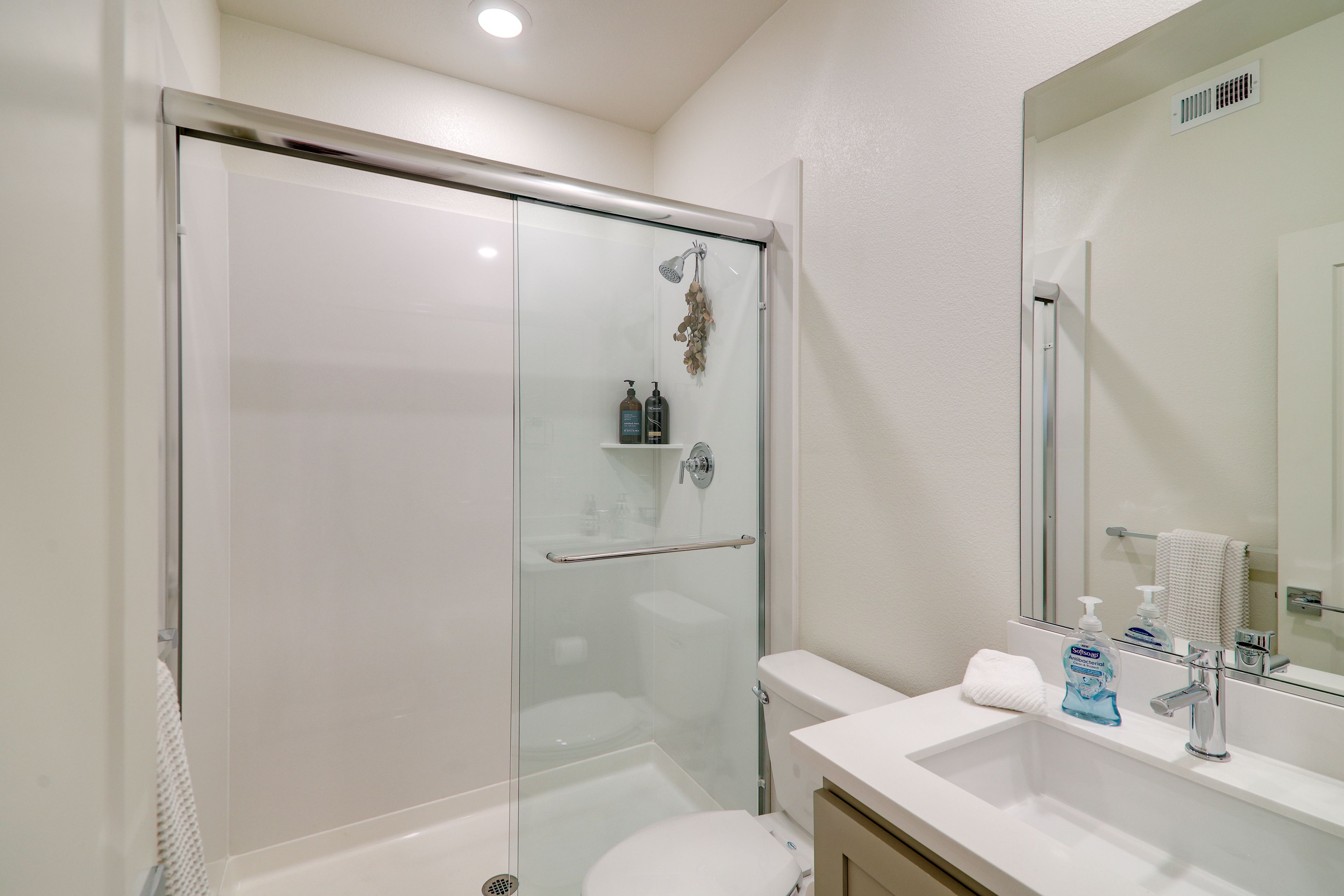 Full Bathroom | 1st Floor | Towels Provided
