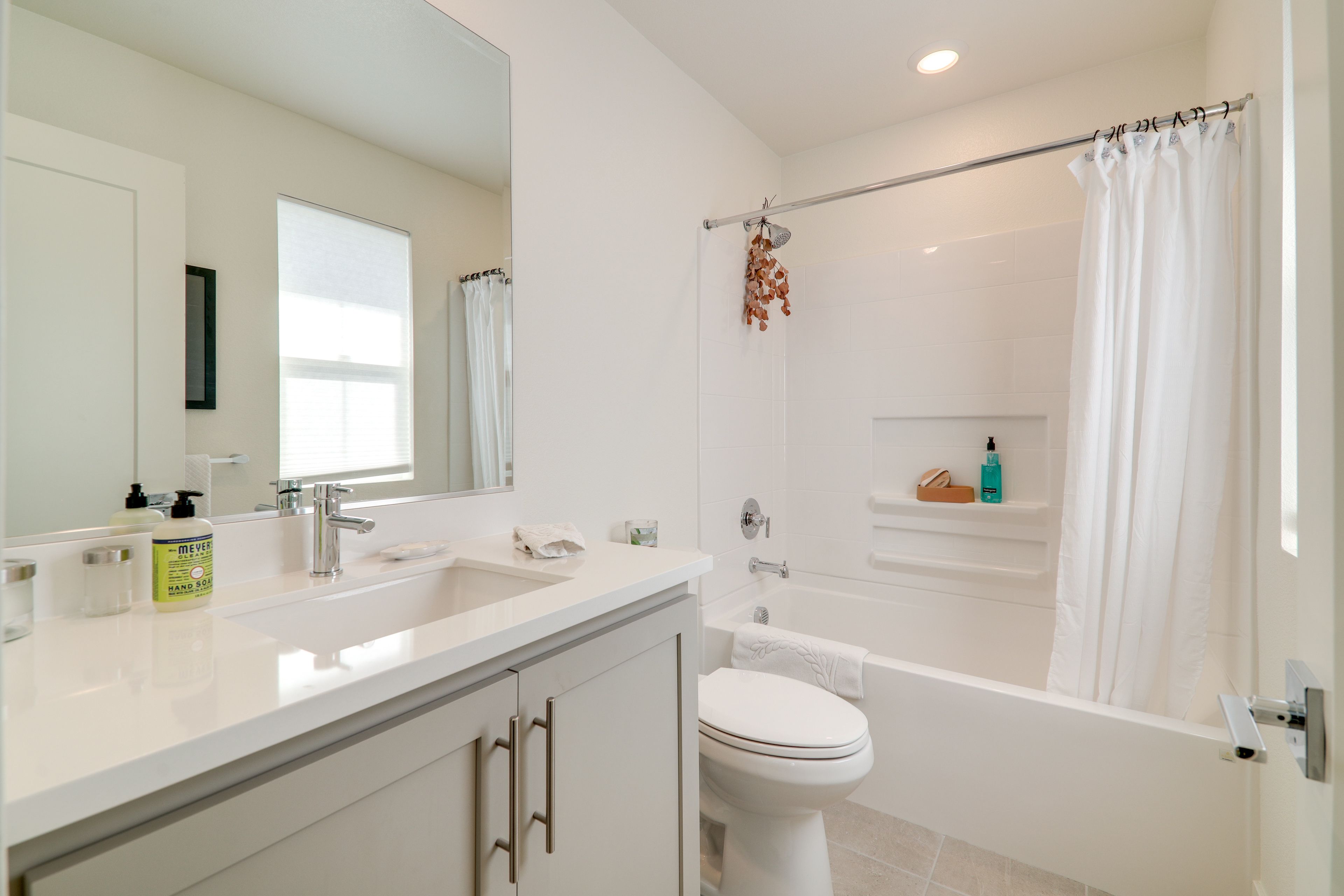 Full Bathroom | 3rd Floor | Shower/Tub Combo