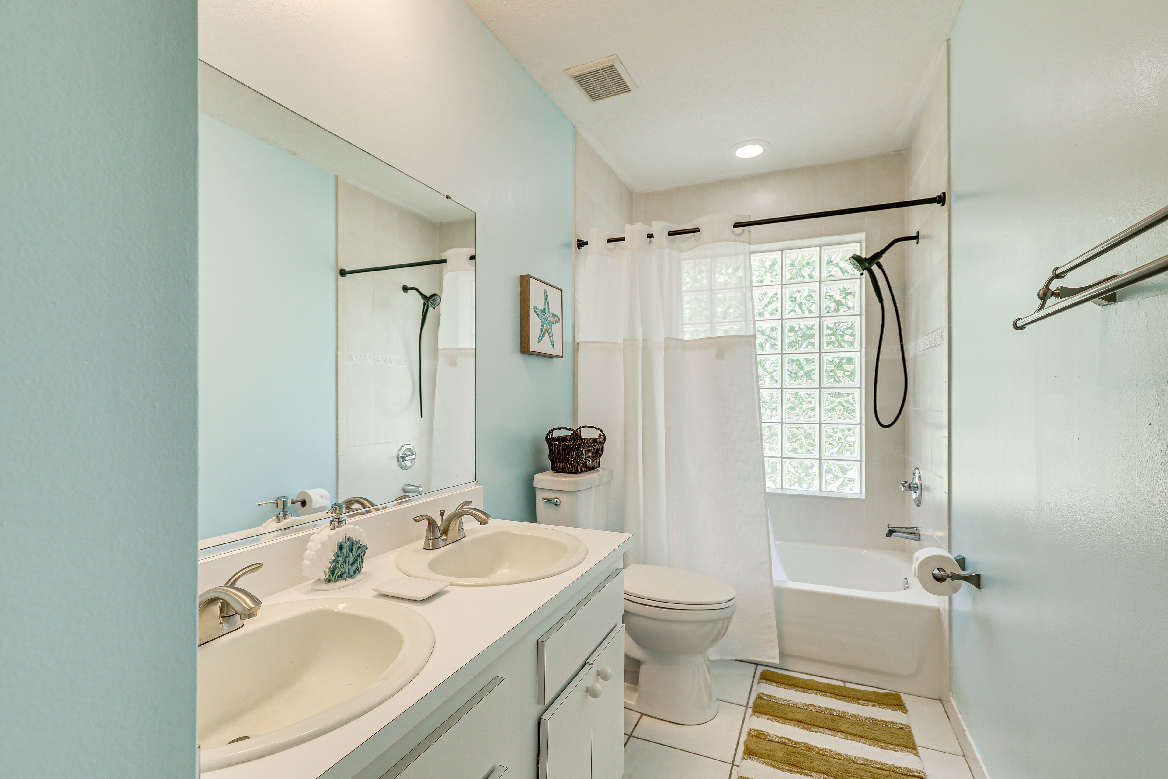 Full Bathroom | Towels Provided | Complimentary Toiletries