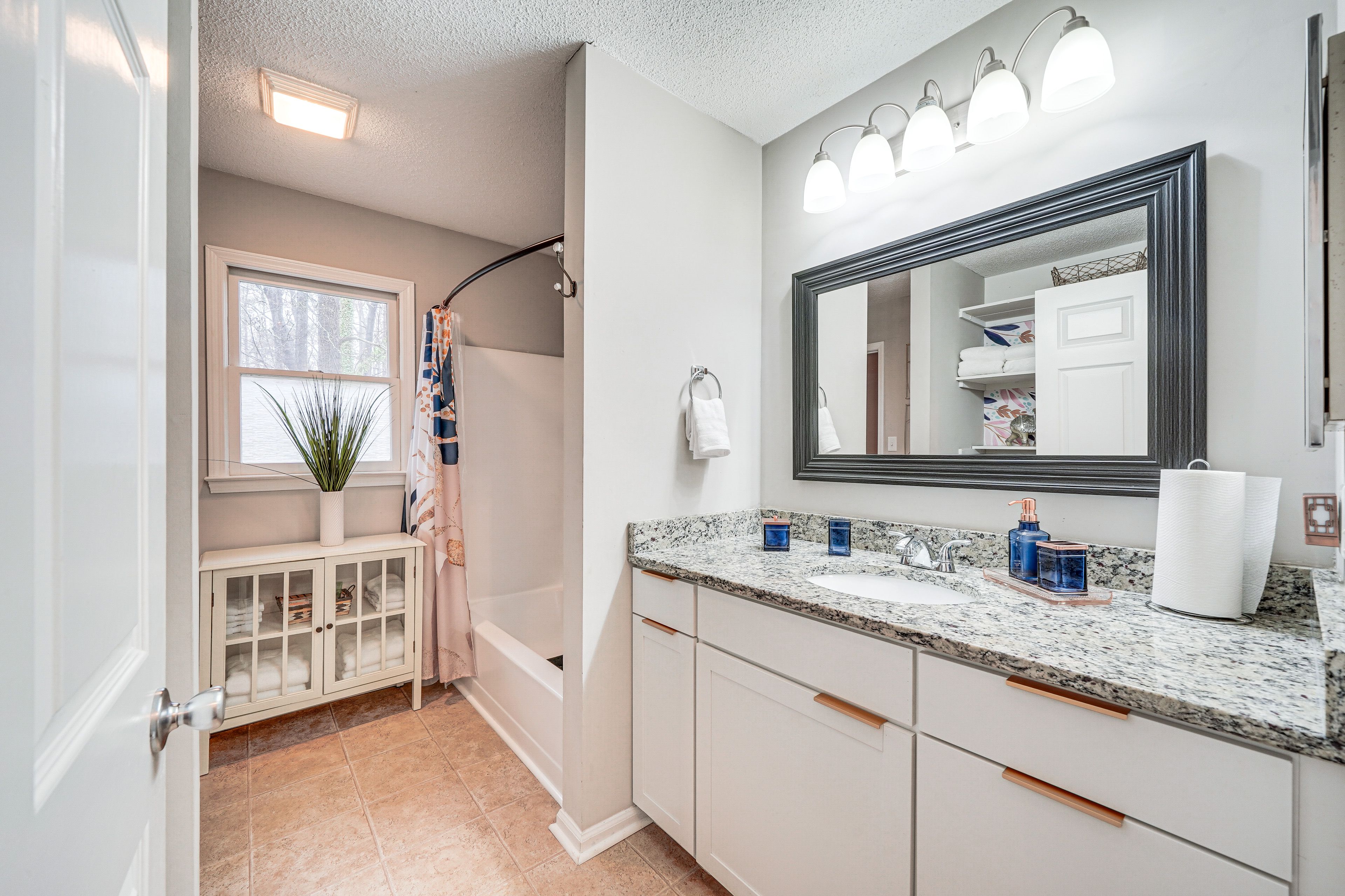 Full Bathroom | Complimentary Toiletries