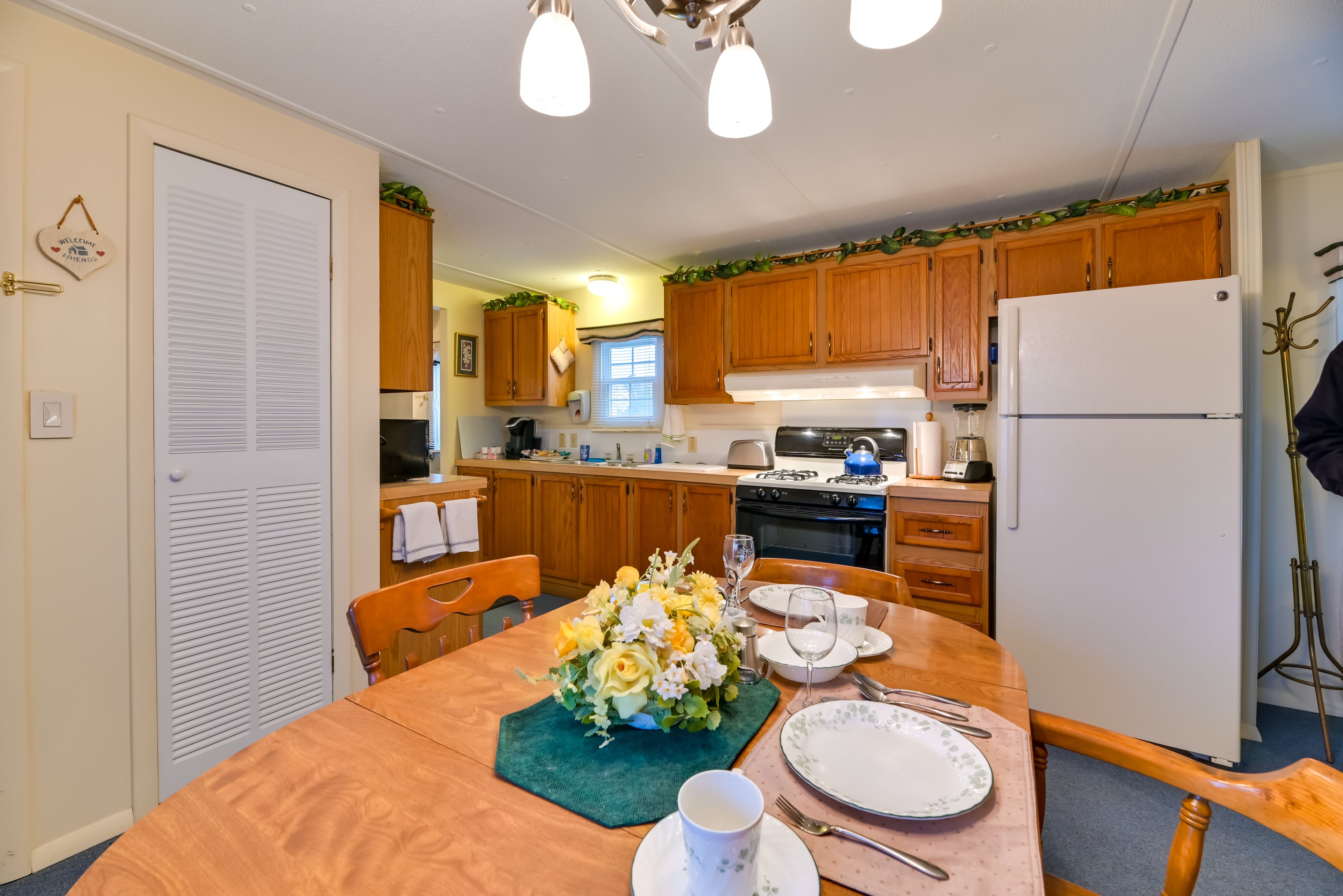 Dining Area | Dishware & Flatware Provided