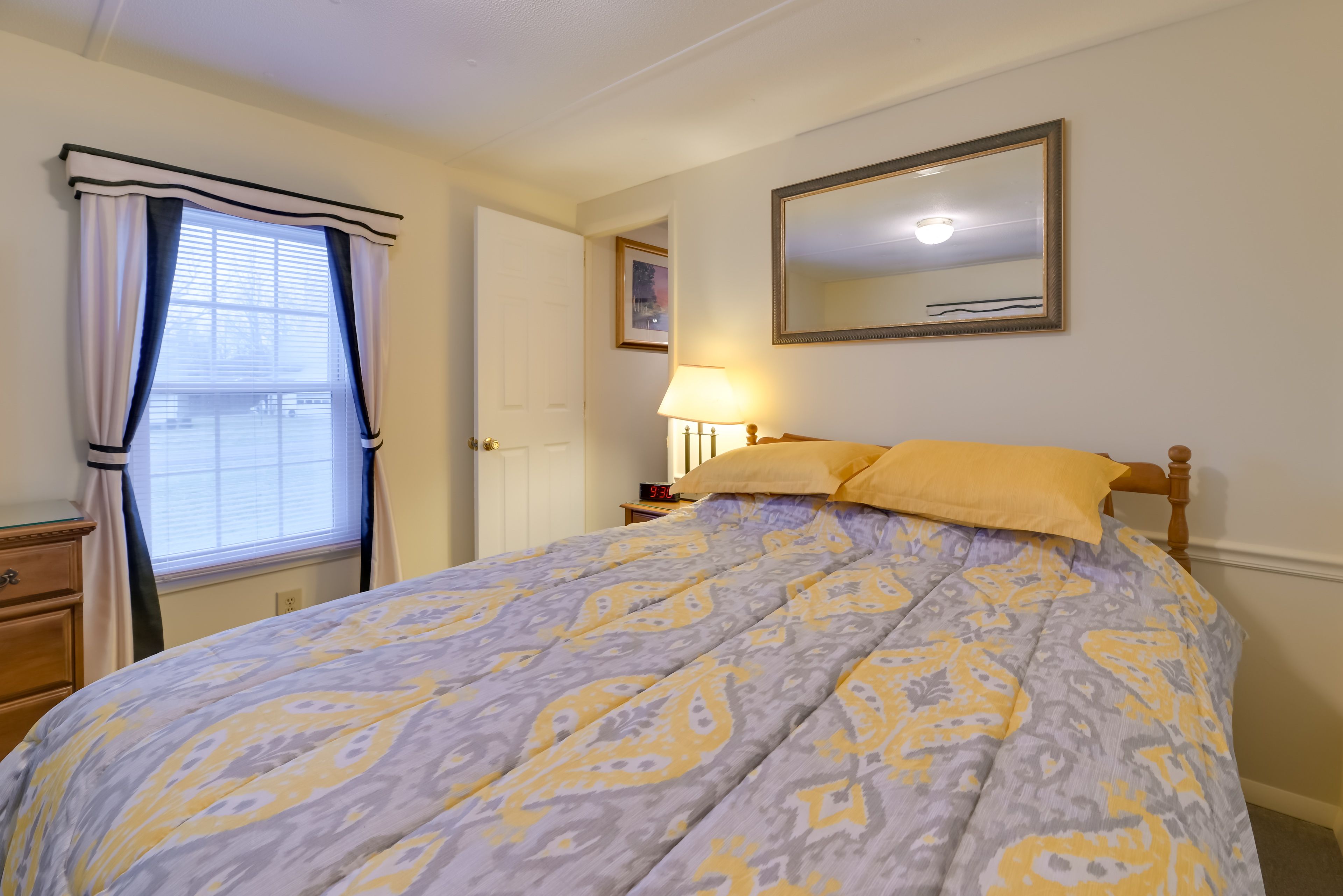 Bedroom 1 | Queen Bed