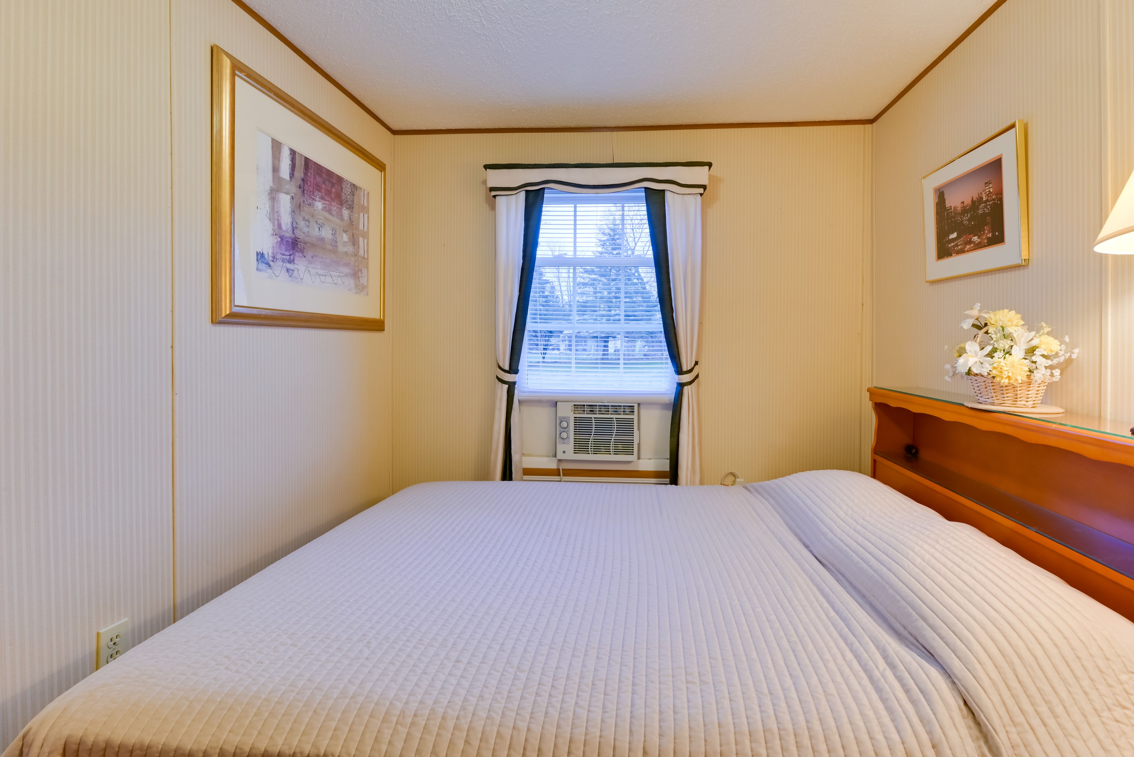 Bedroom 1 | Queen Bed