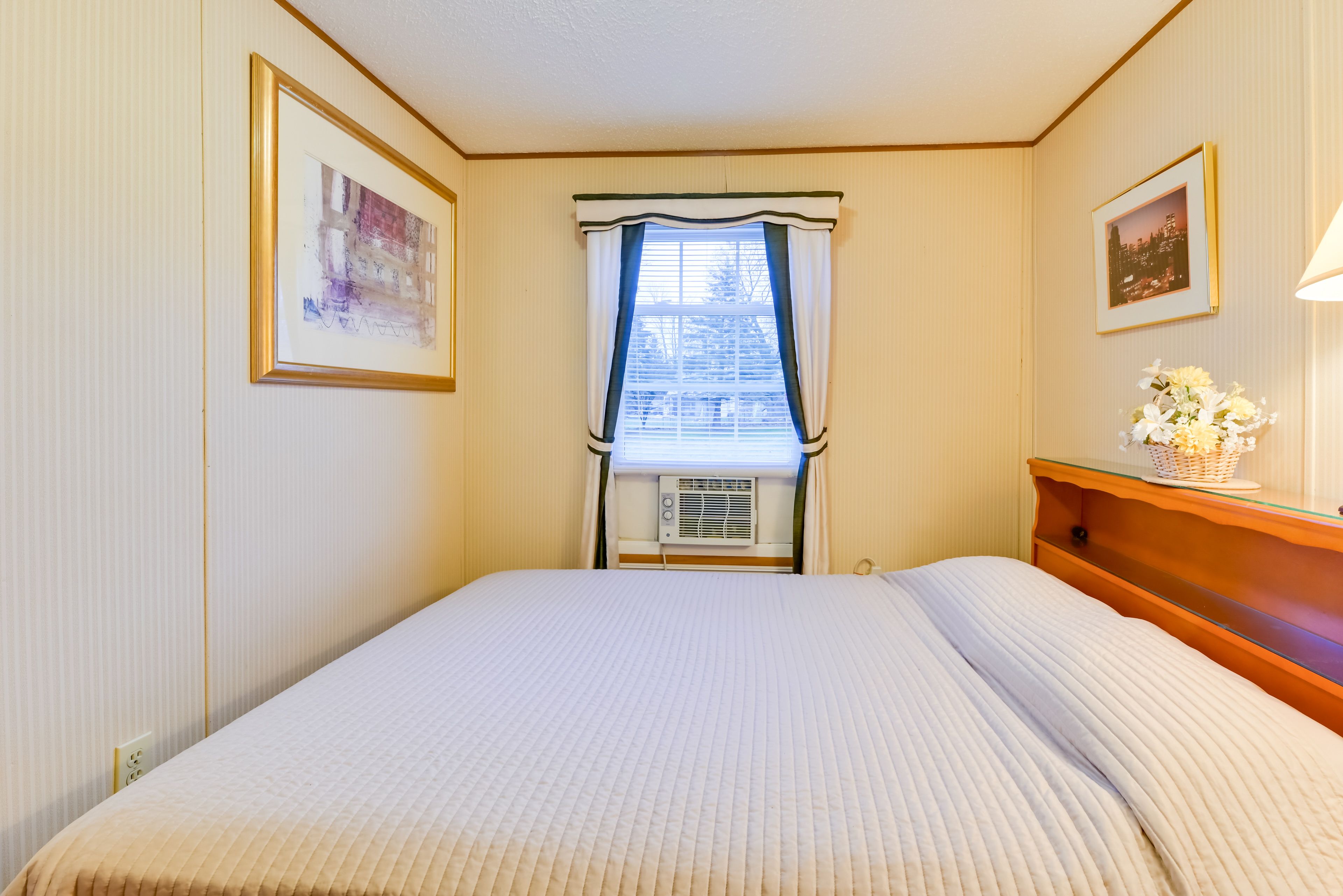 Bedroom 1 | Queen Bed