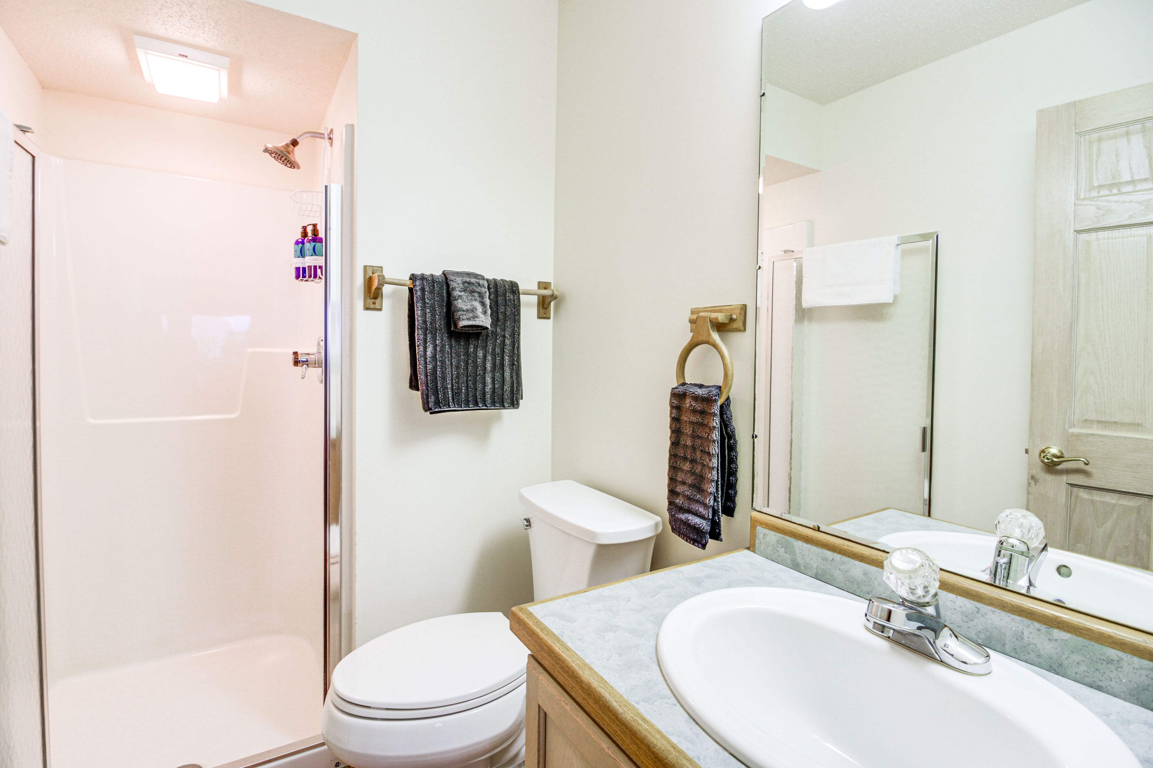 Full Bathroom | Complimentary Toiletries | 2nd Floor