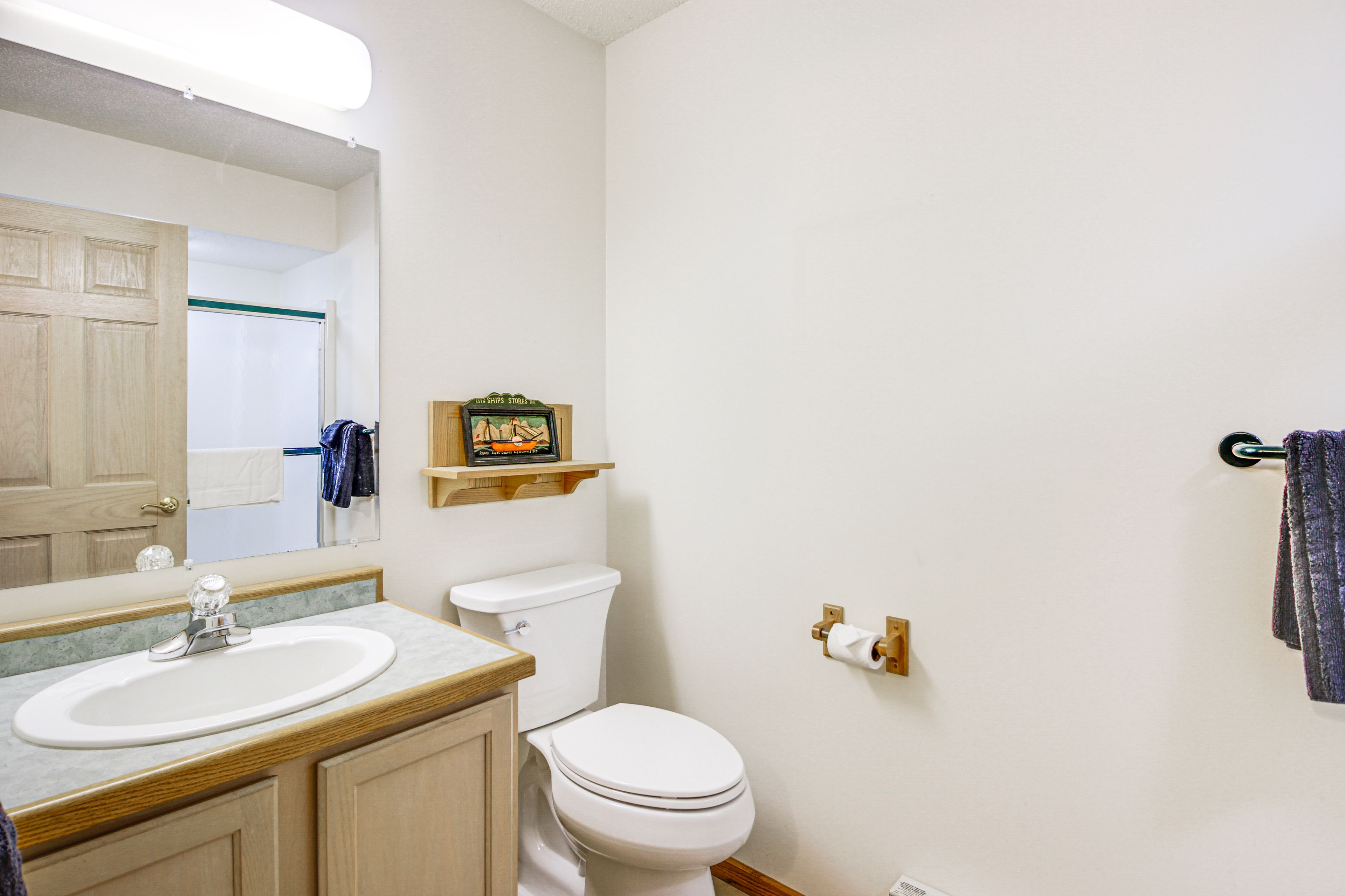 Full Bathroom | Towels Provided | 2nd Floor