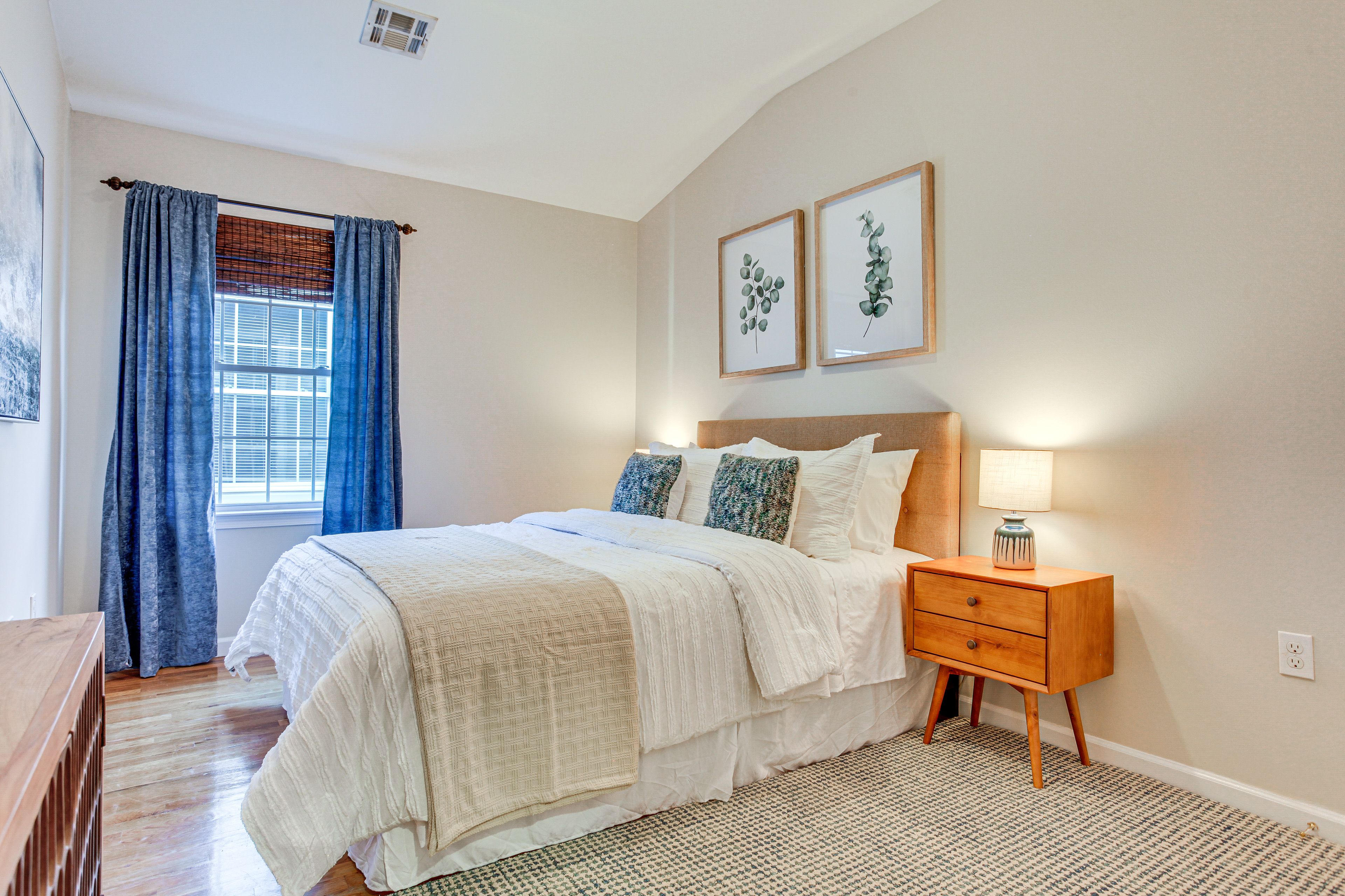 Bedroom 2 | Queen Bed | Smart TV