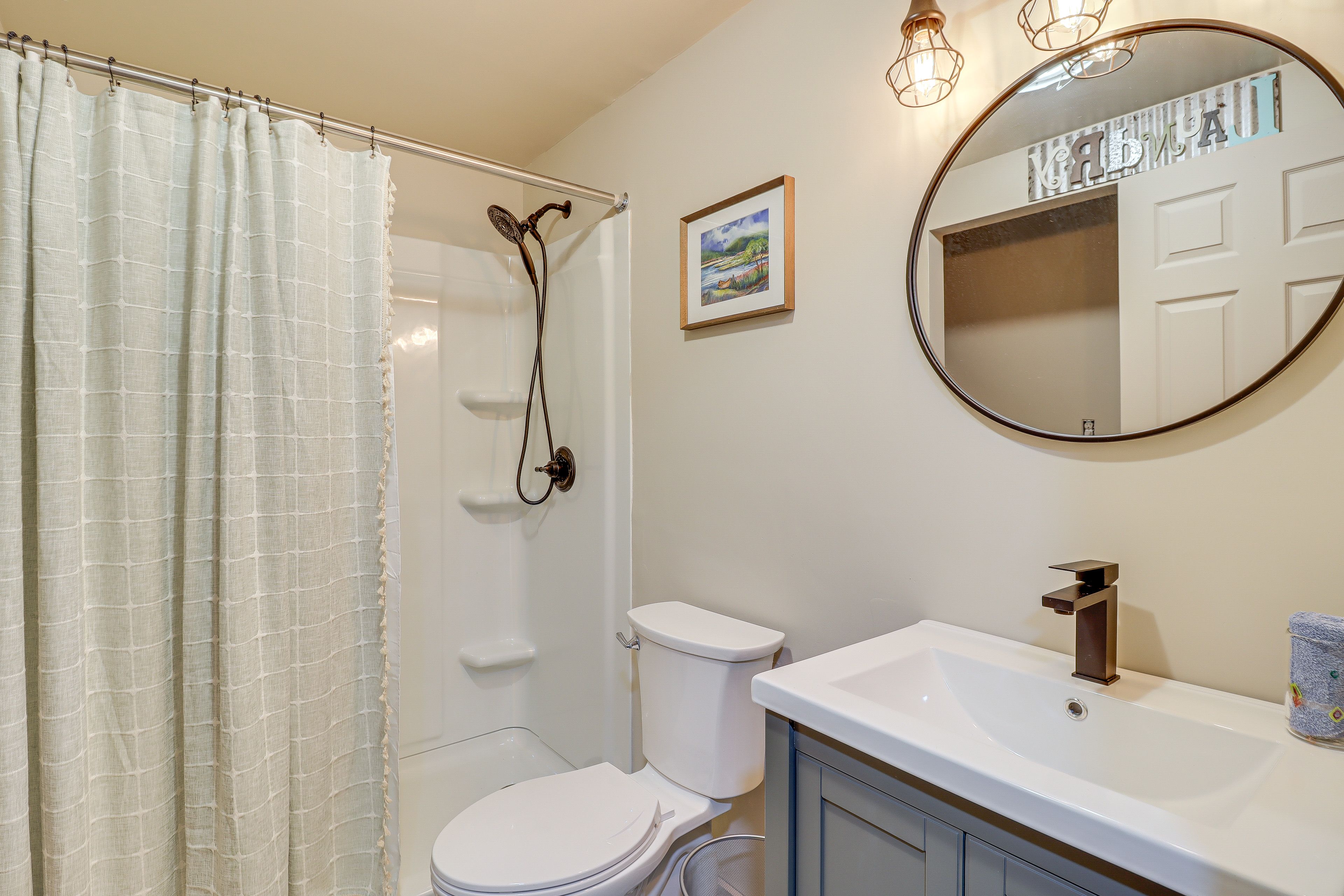 Full Bathroom | Complimentary Toiletries | Towels Provided