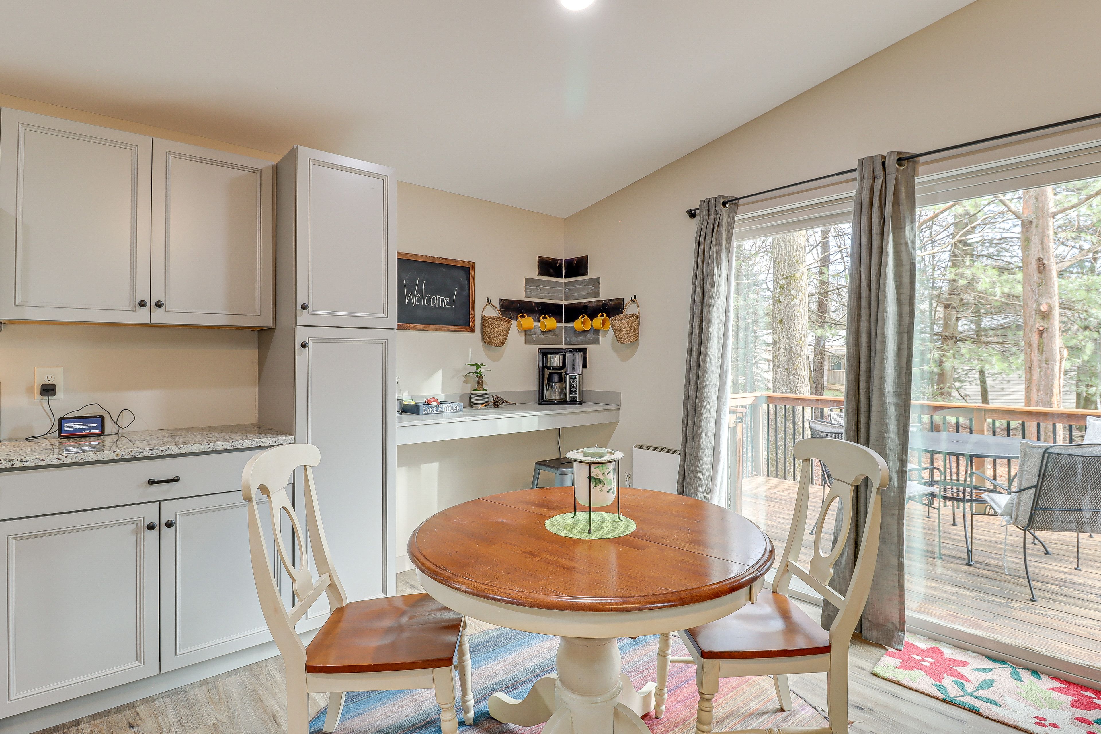 Dining Area | Dishware & Flatware Provided