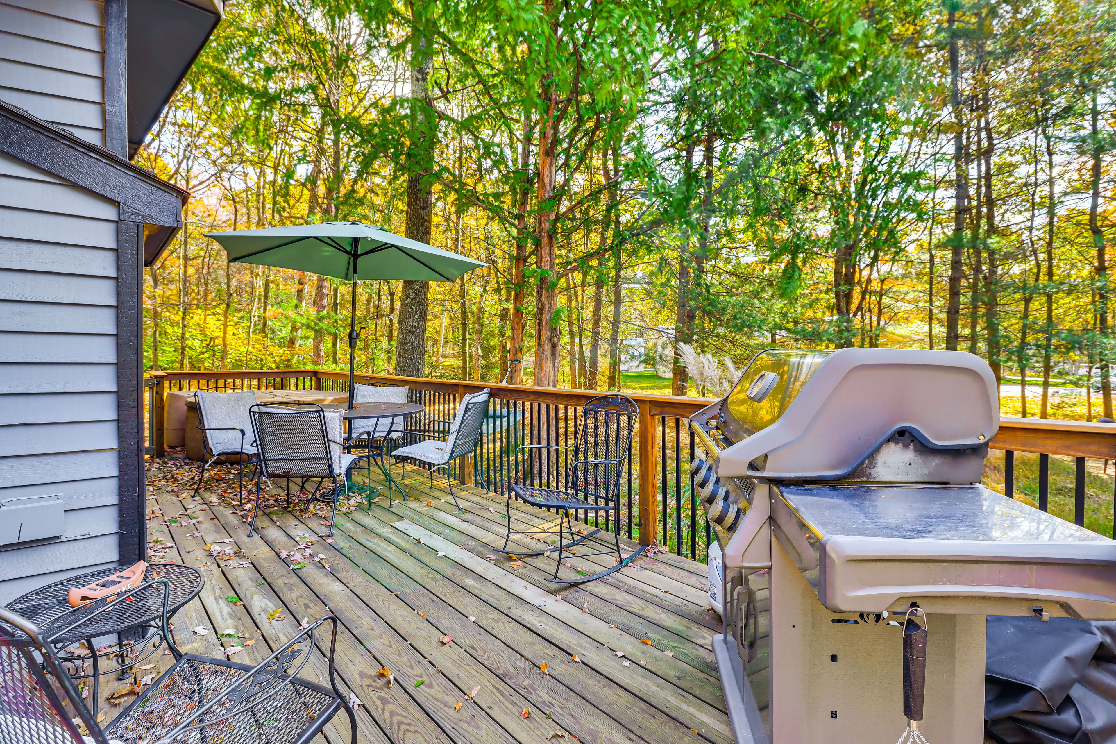 Wraparound Deck | Outdoor Dining | Fire Pit Table | Gas Grill | Hot Tub