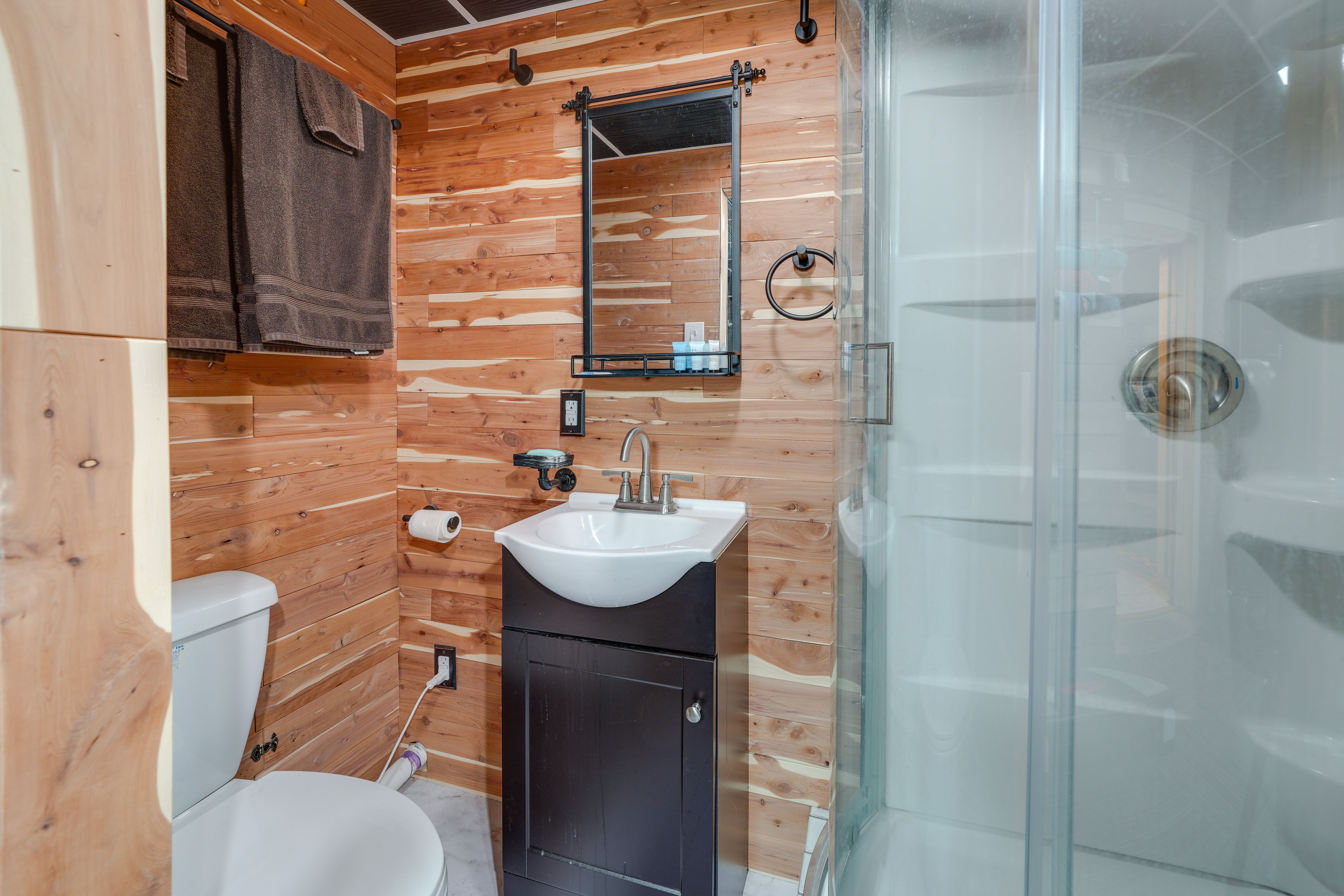 Full Bathroom | Complimentary Toiletries | Towels Provided