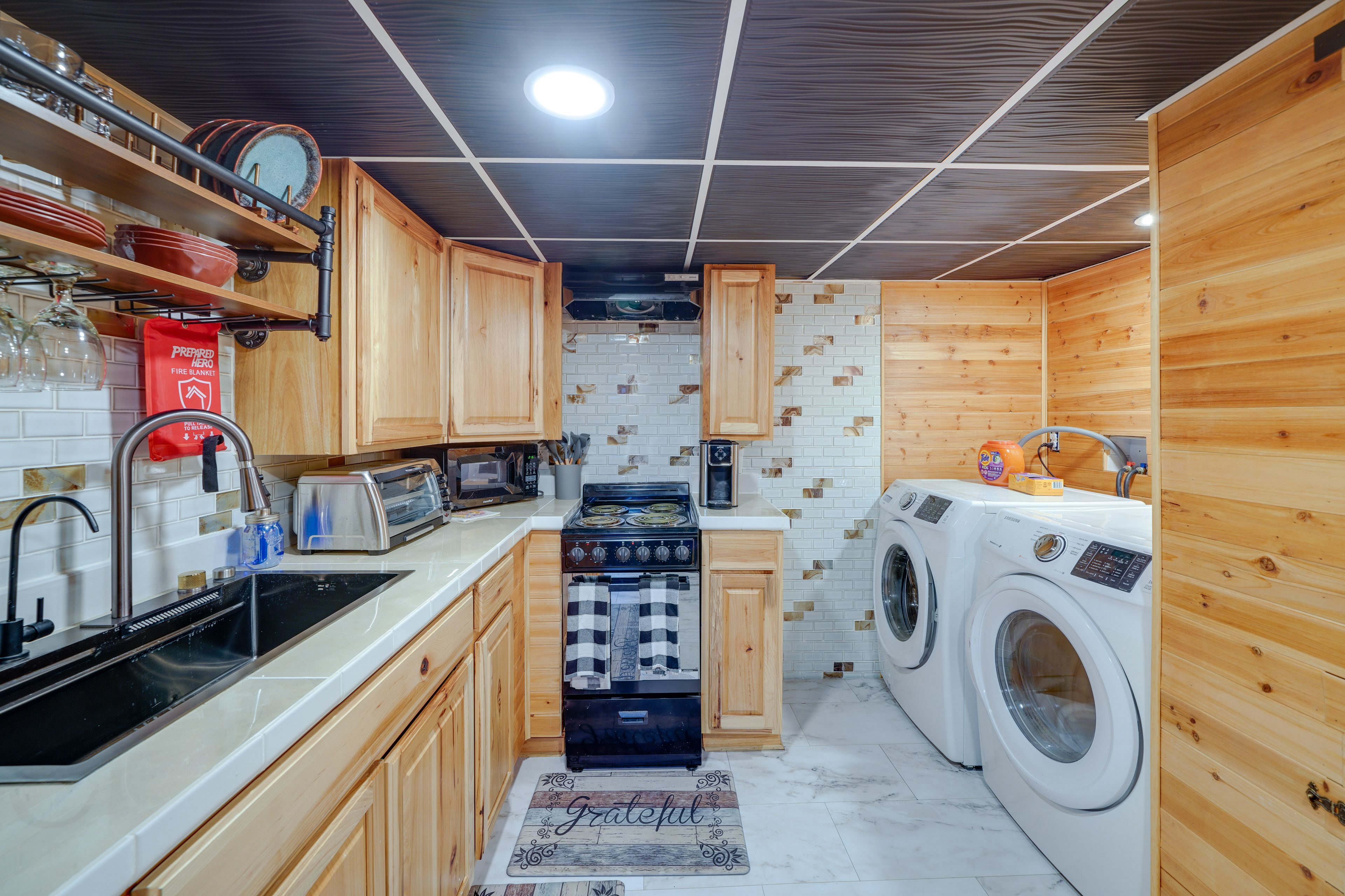 Kitchen | Central Air Conditioning/Heat | In-Unit Washer/Dryer