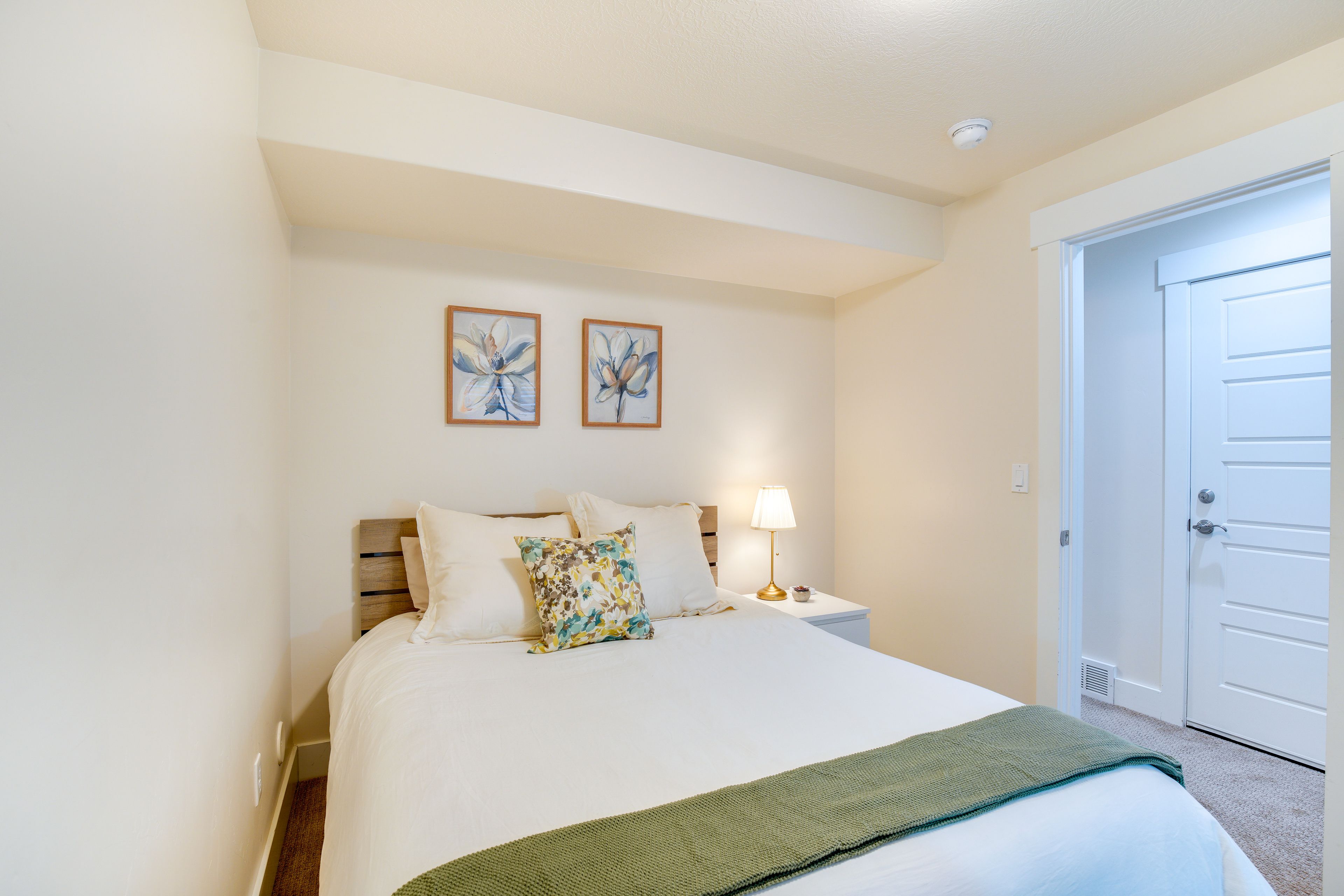 Bedroom | Queen Bed | Main Floor | Linens Provided