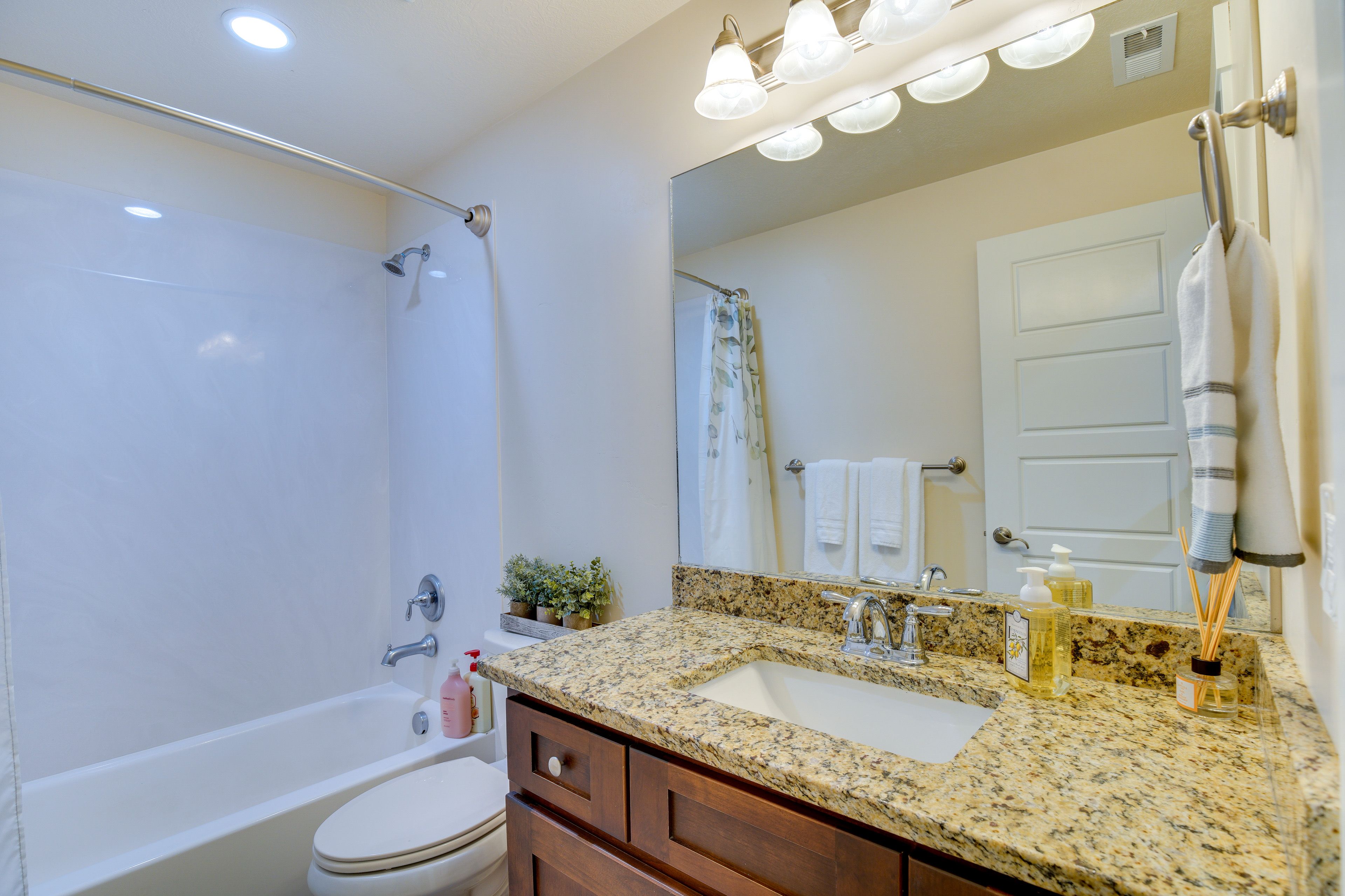 Full Bathroom | Main Floor | Towels Provided
