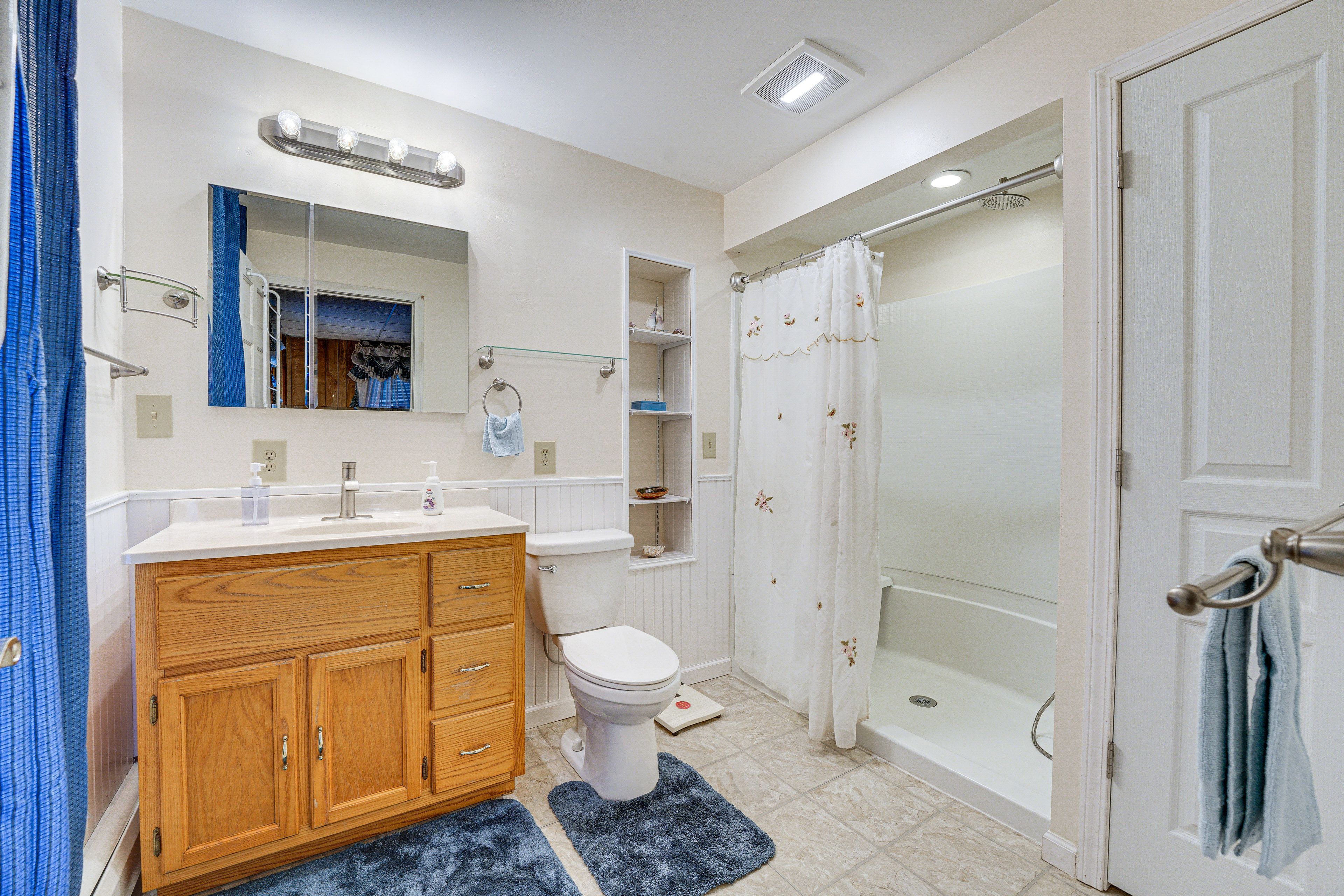 Full Bathroom | 1st Floor | Hair Dryer