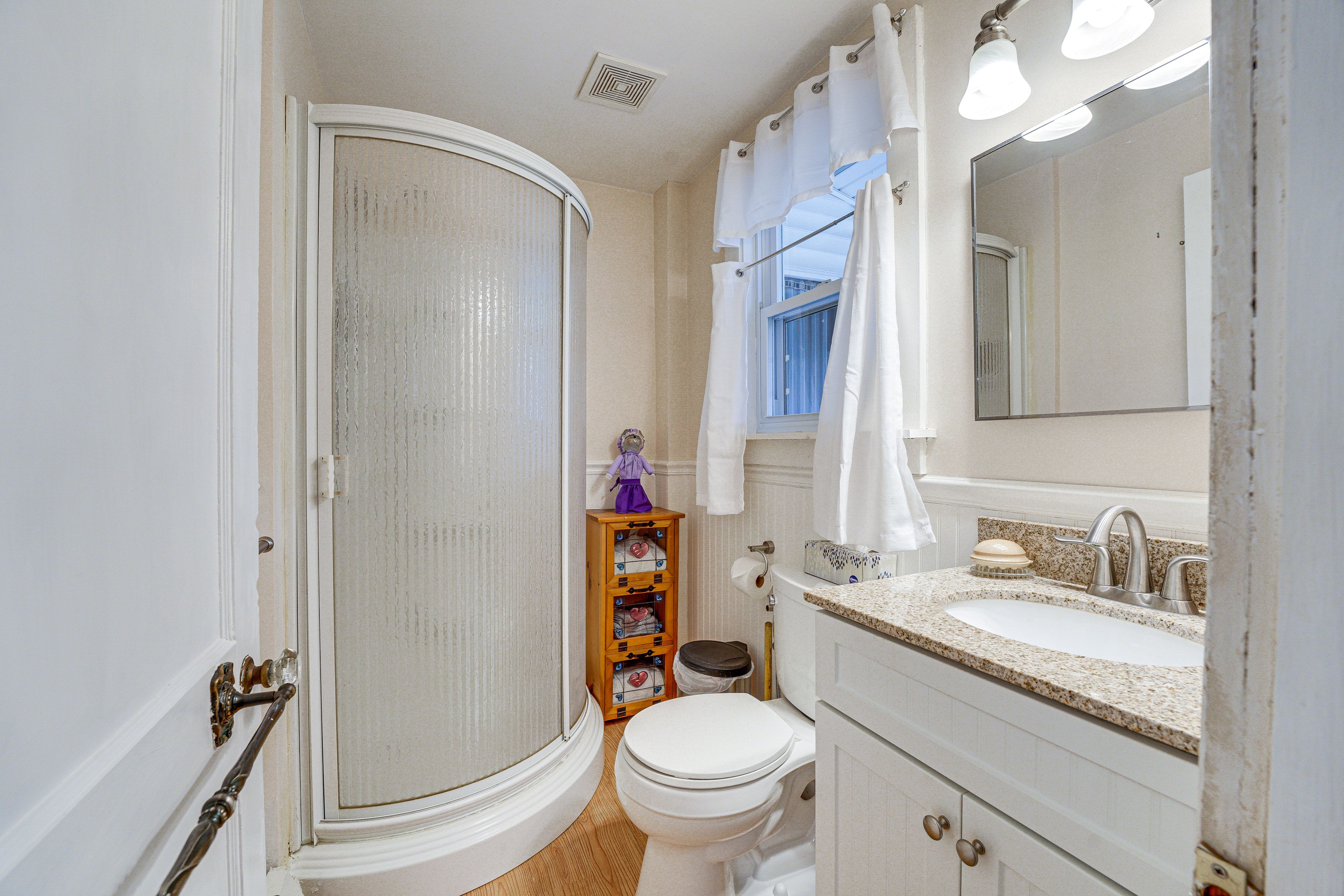 Full Bathroom | 1st Floor | Towels Provided | Complimentary Toiletries