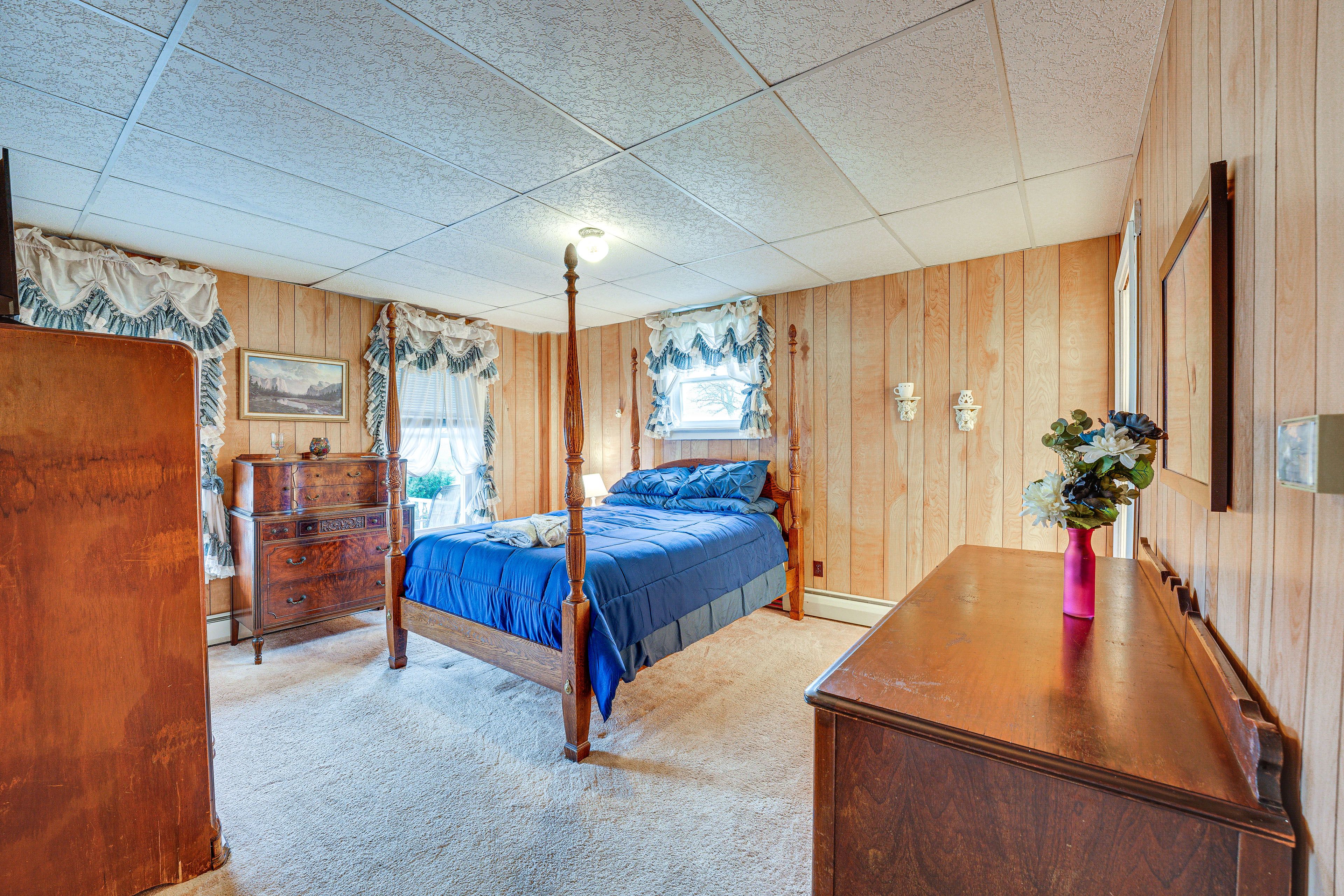 Bedroom 1 | Queen Bed | 1st Floor | Linens Provided | En-Suite
