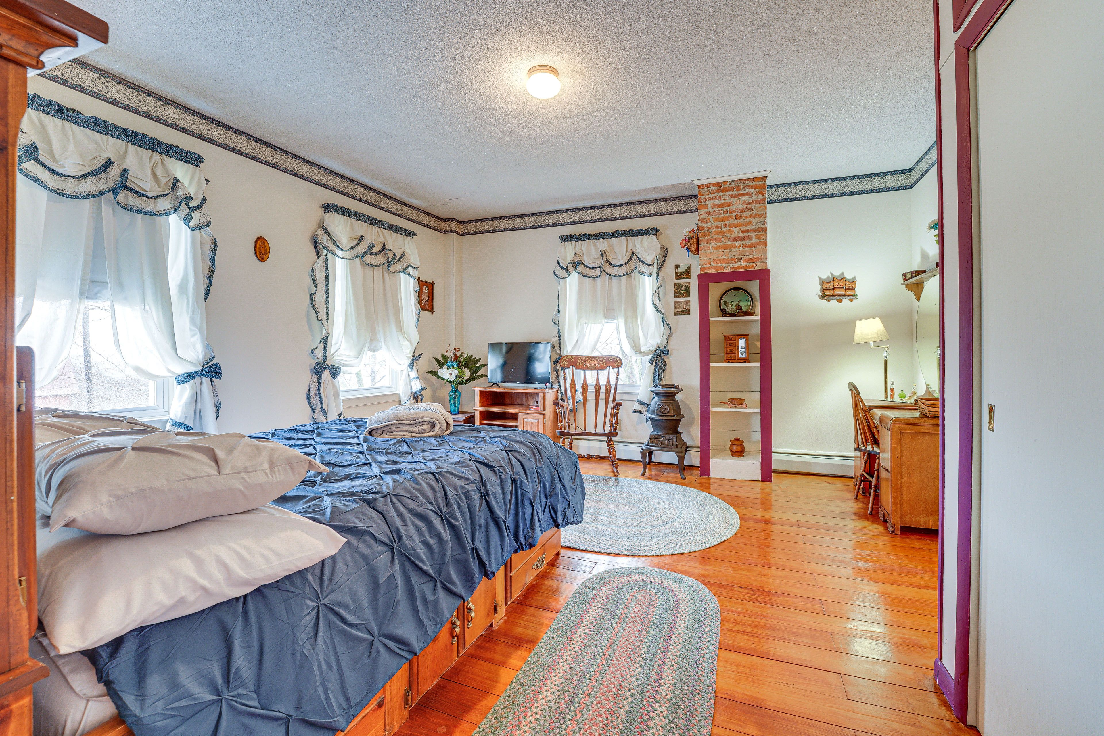 Bedroom 2 | Queen Bed | Hangers