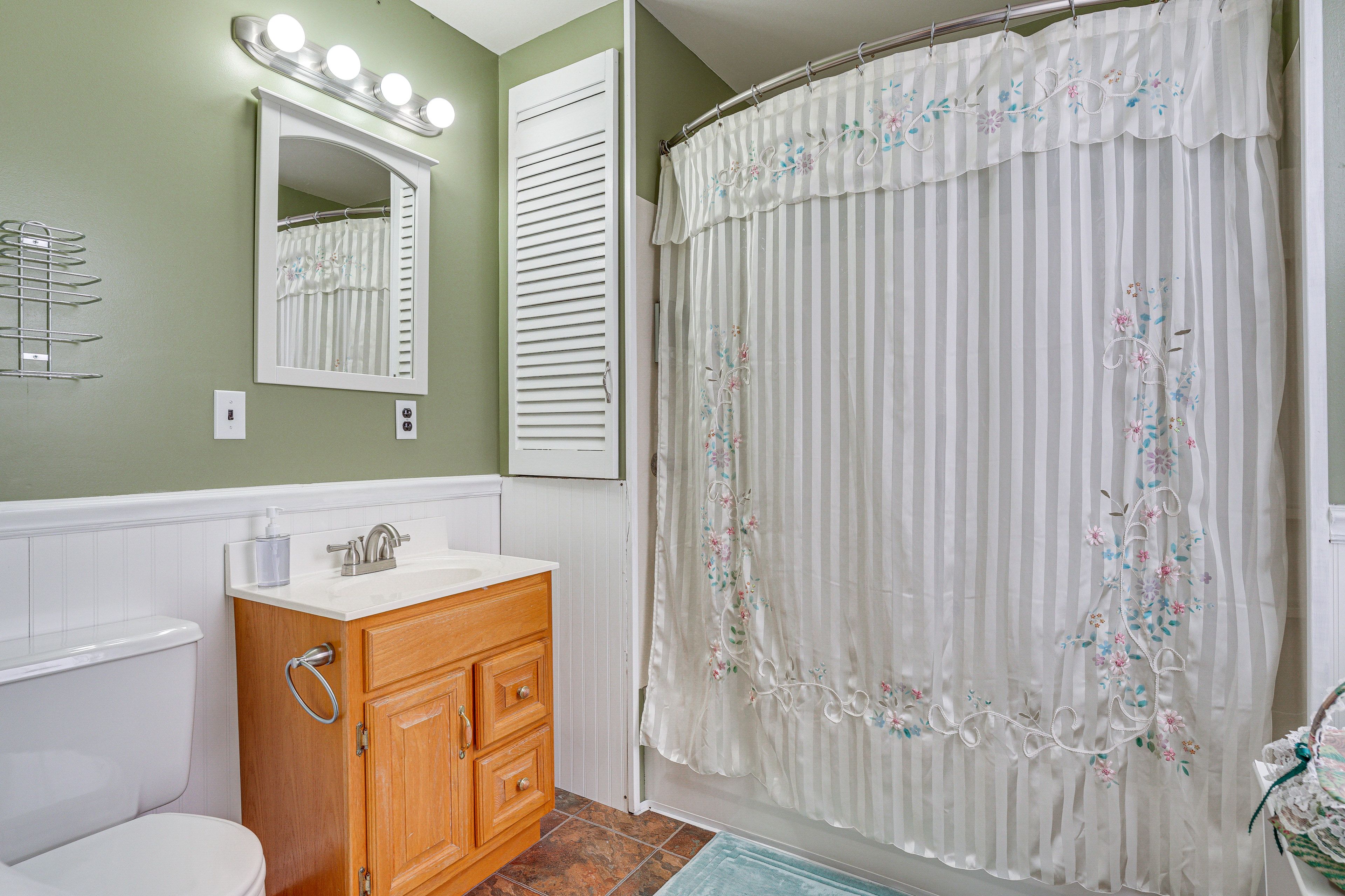 Full Bathroom | 2nd Floor