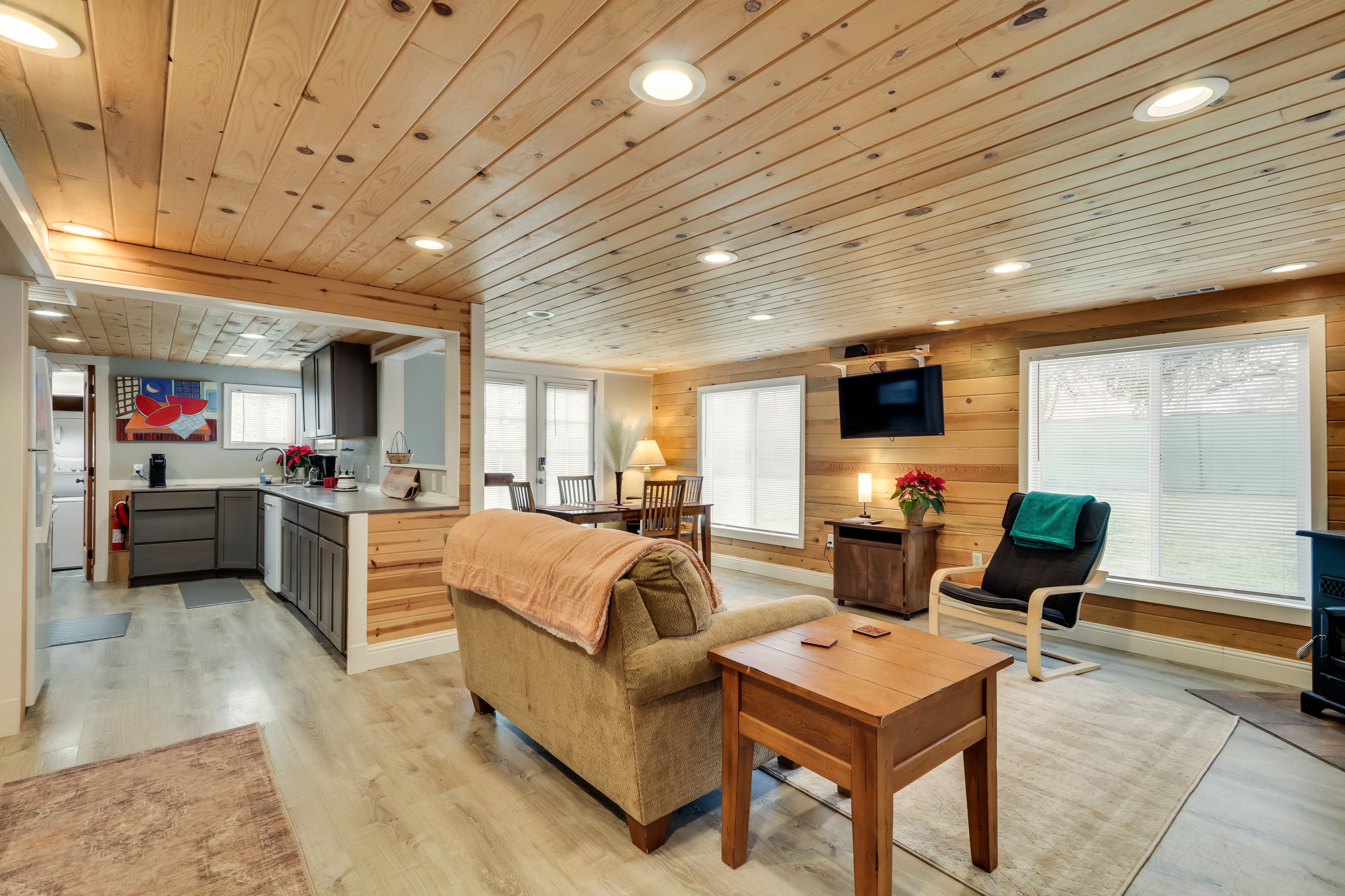 Living Room | Open Floor Plan | Central Heating | Free WiFi