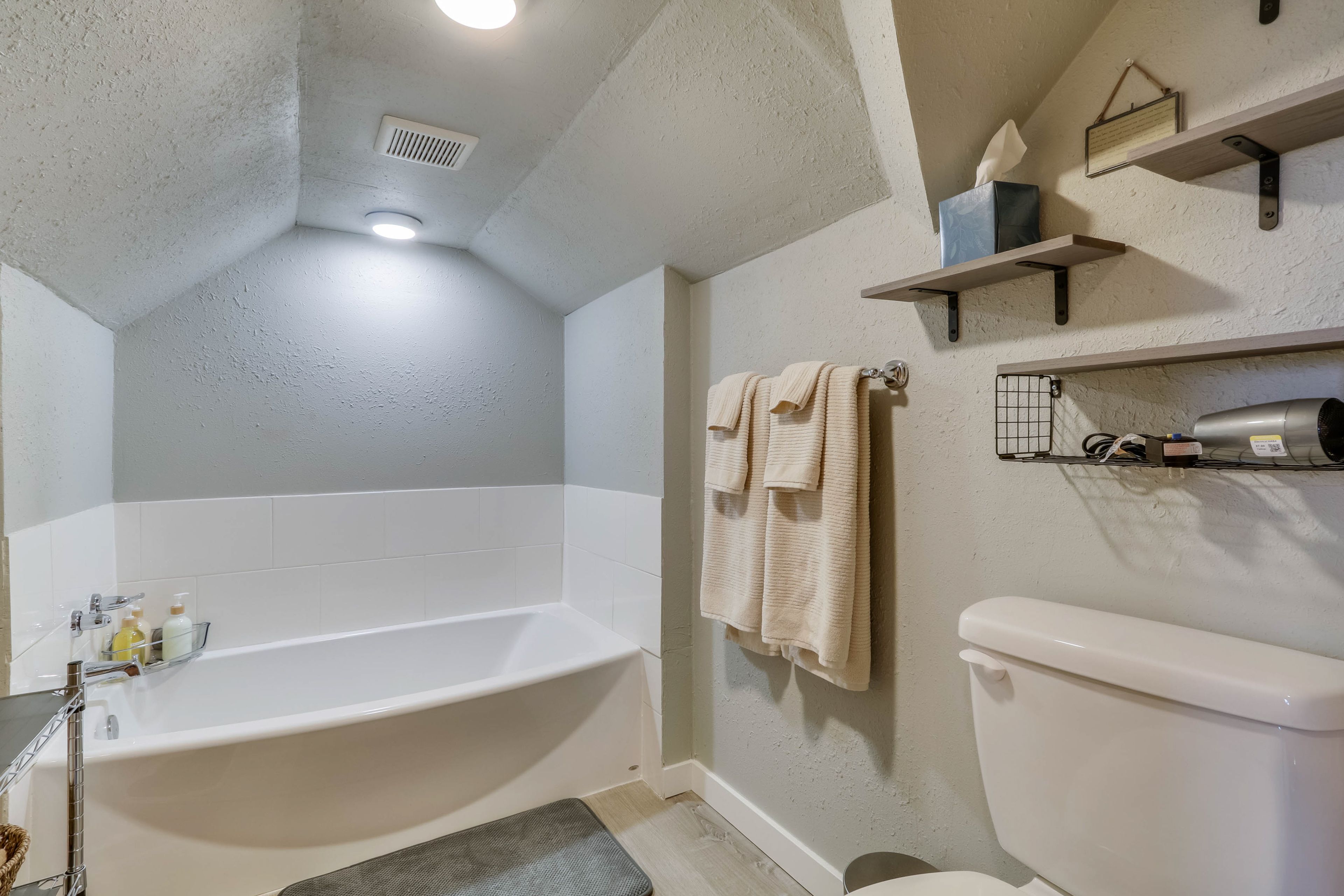 Full Bathroom | Towels Provided | Complimentary Toiletries