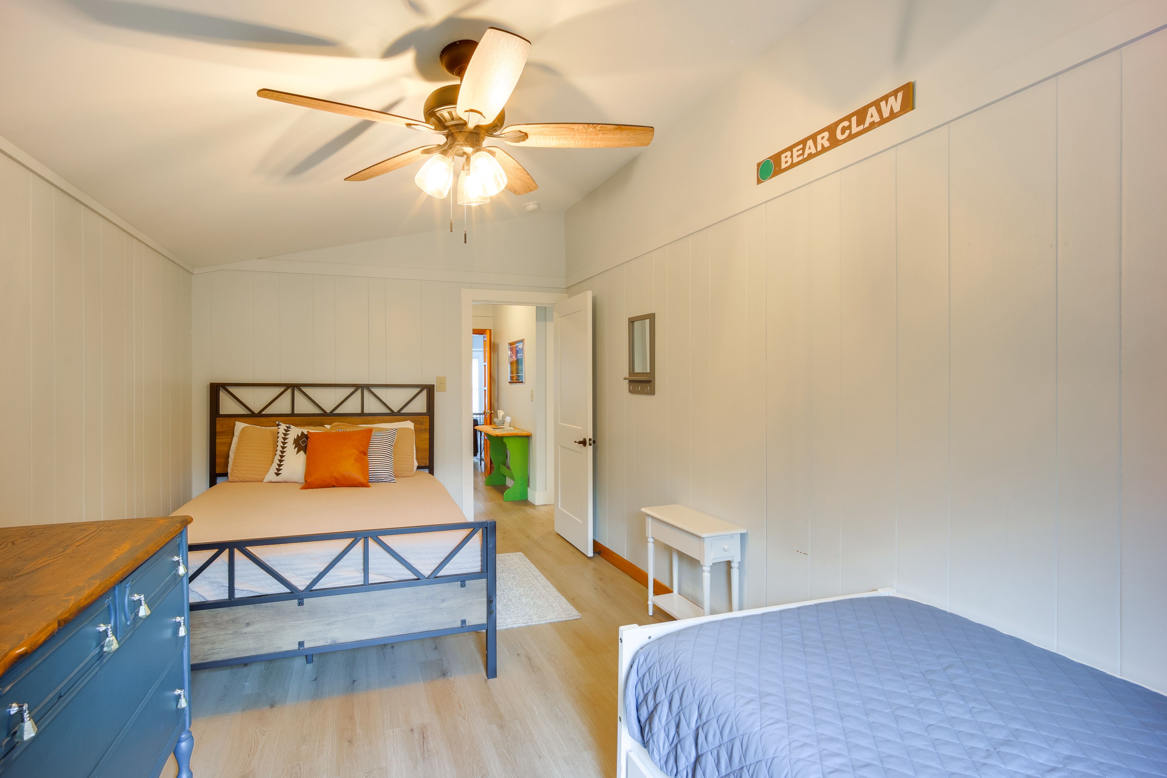 Bedroom 2 | Queen Bed | Twin Daybed