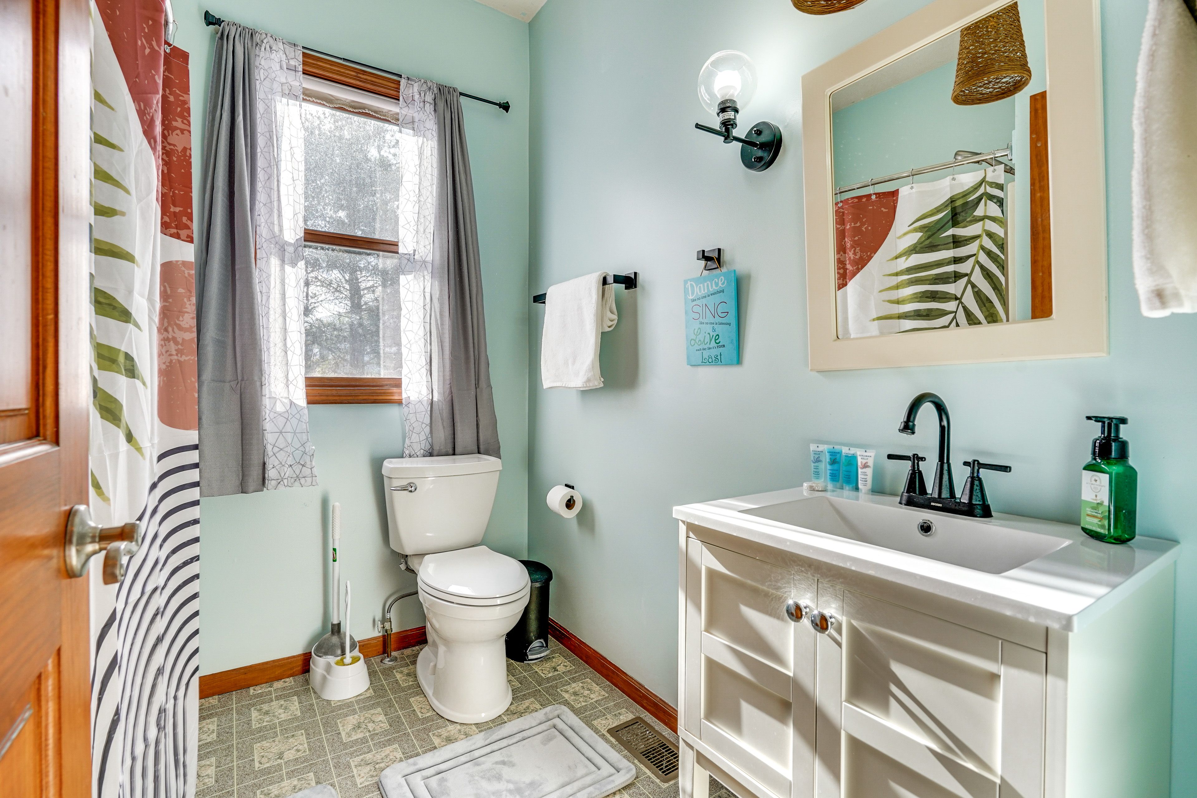 Full Bathroom | Towels Provided | 2nd Floor
