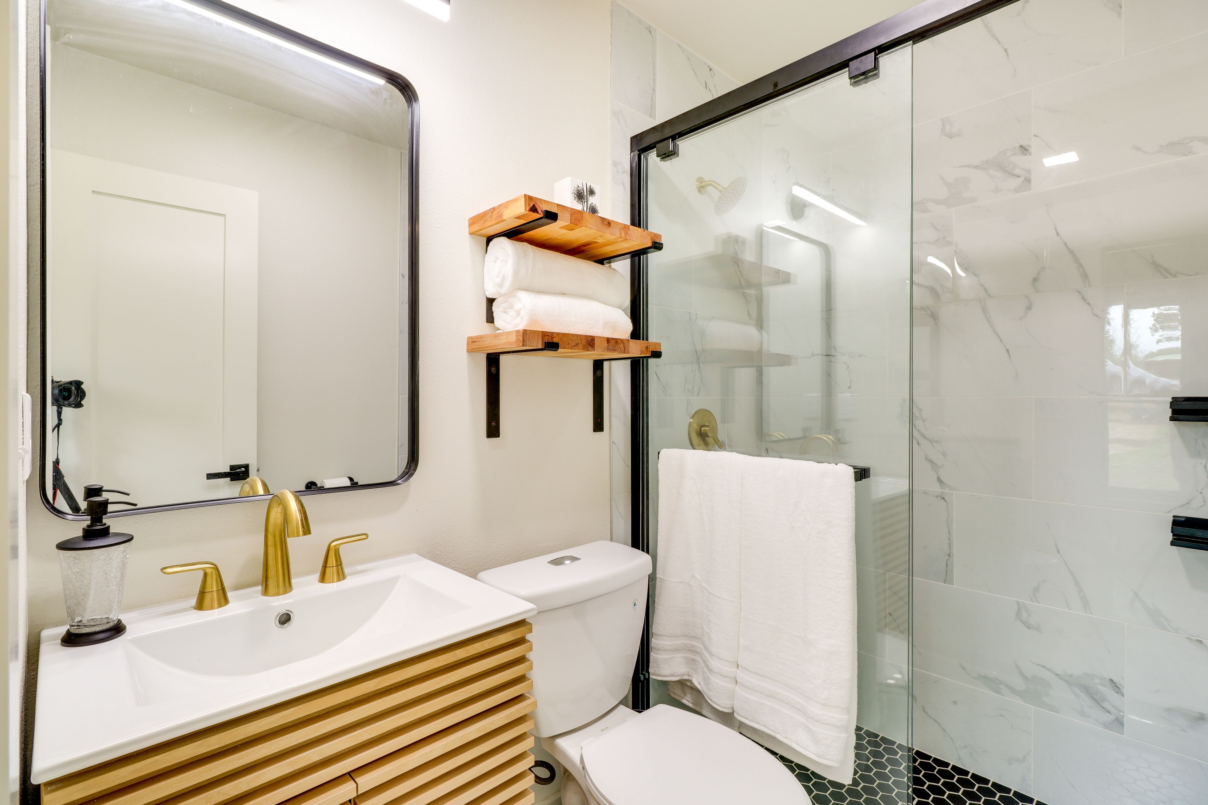 Full Bathroom | Walk-In Shower | Towels Provided