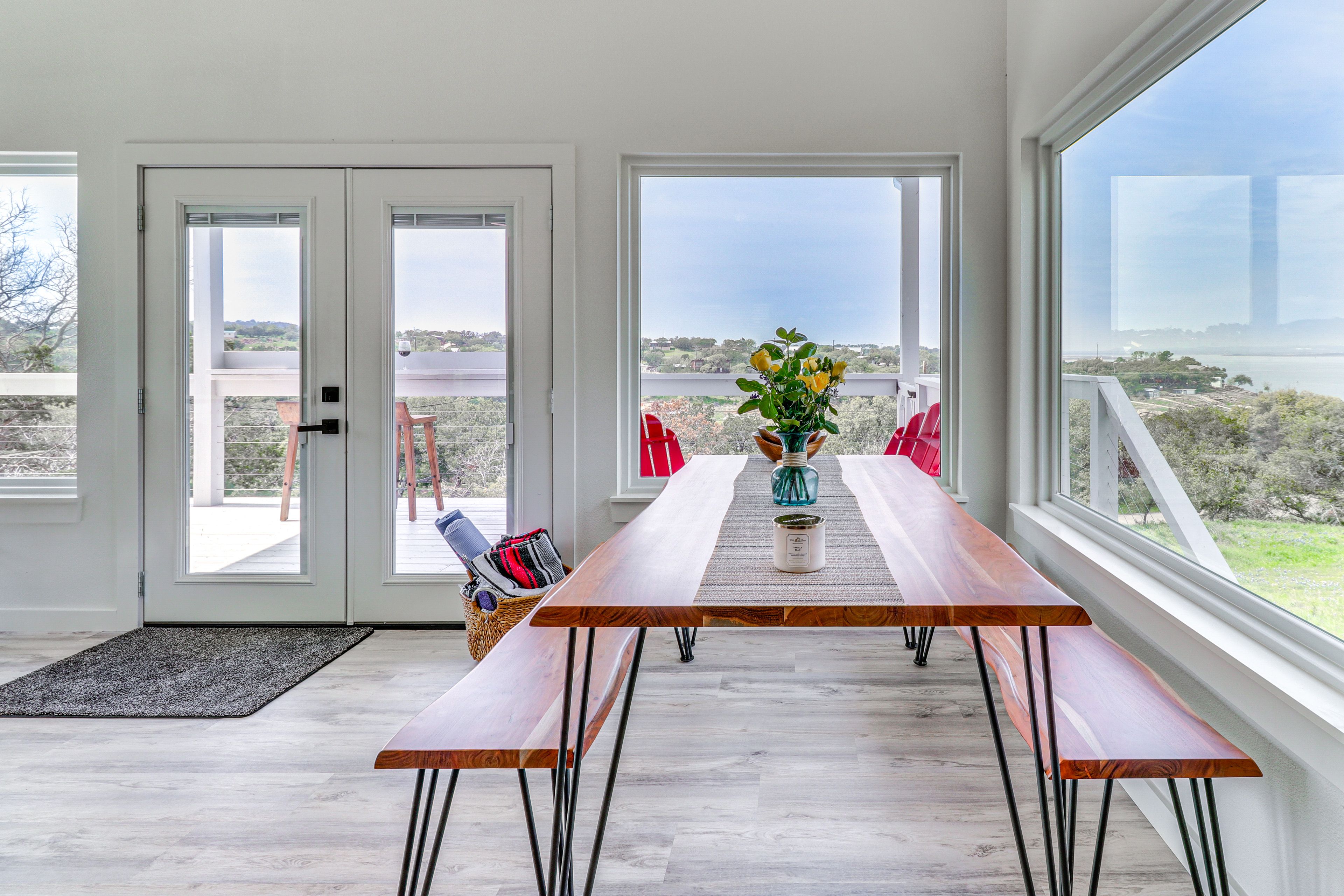 Dining Area | Dishware & Flatware Provided