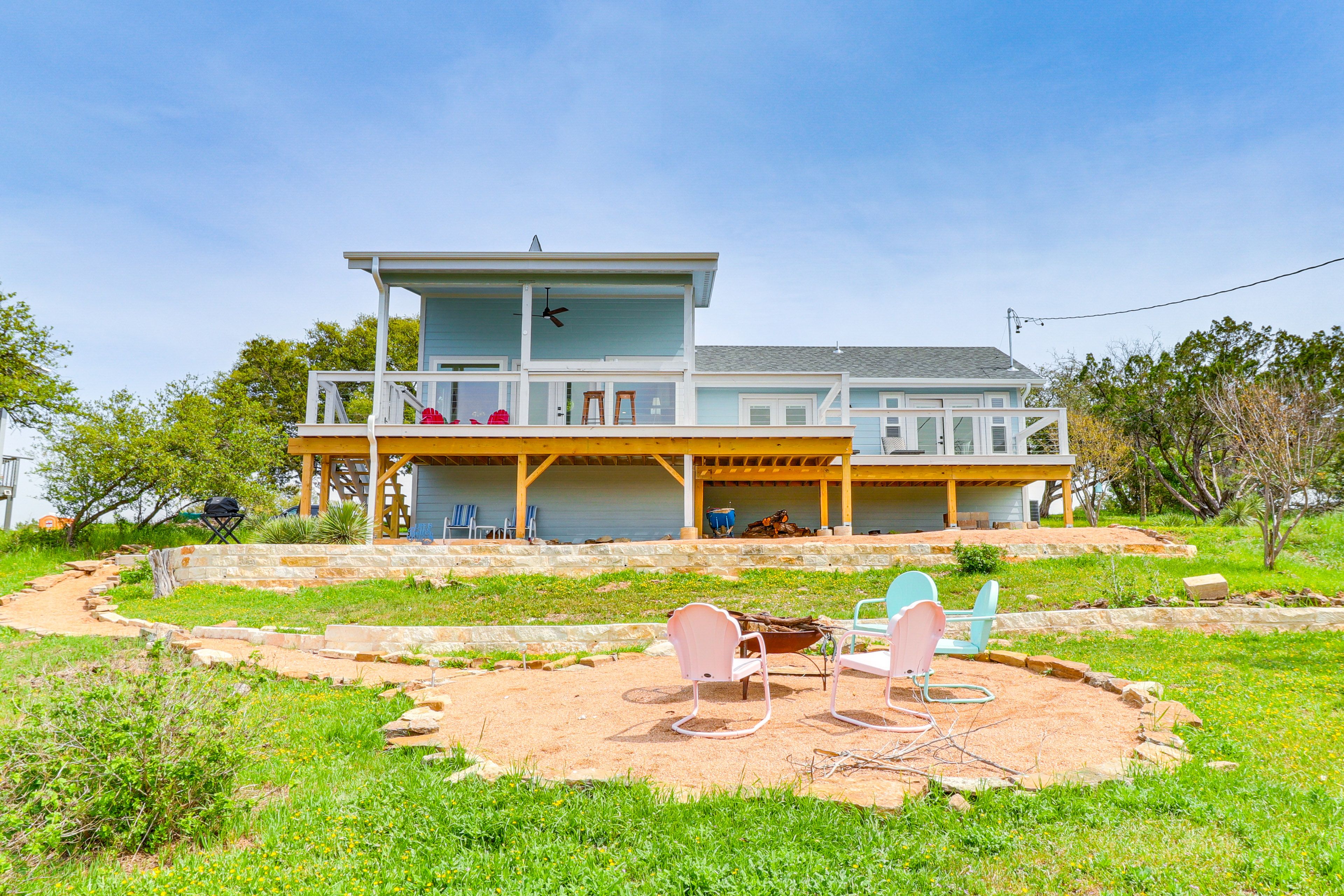 Outdoor Space | Wood-Burning Fire Pit w/ Seating