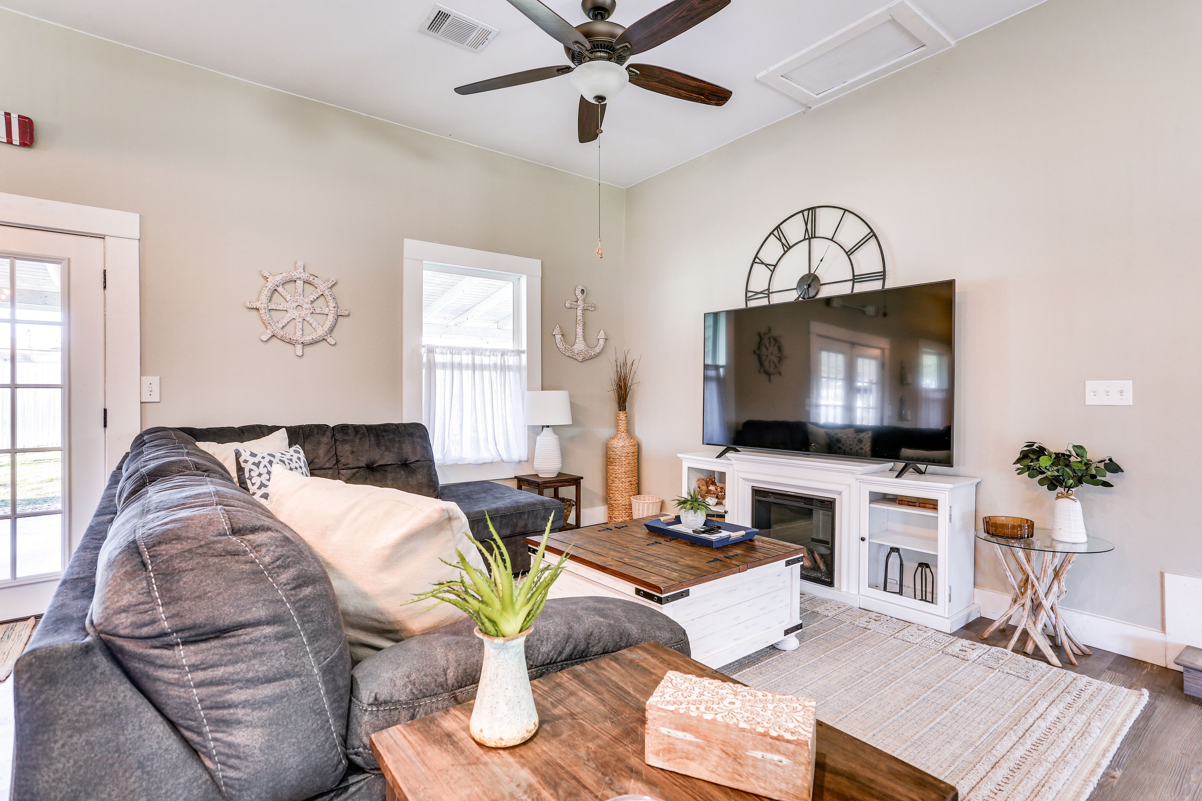 Living Room | 1st Floor | Free WiFi | Smart TV